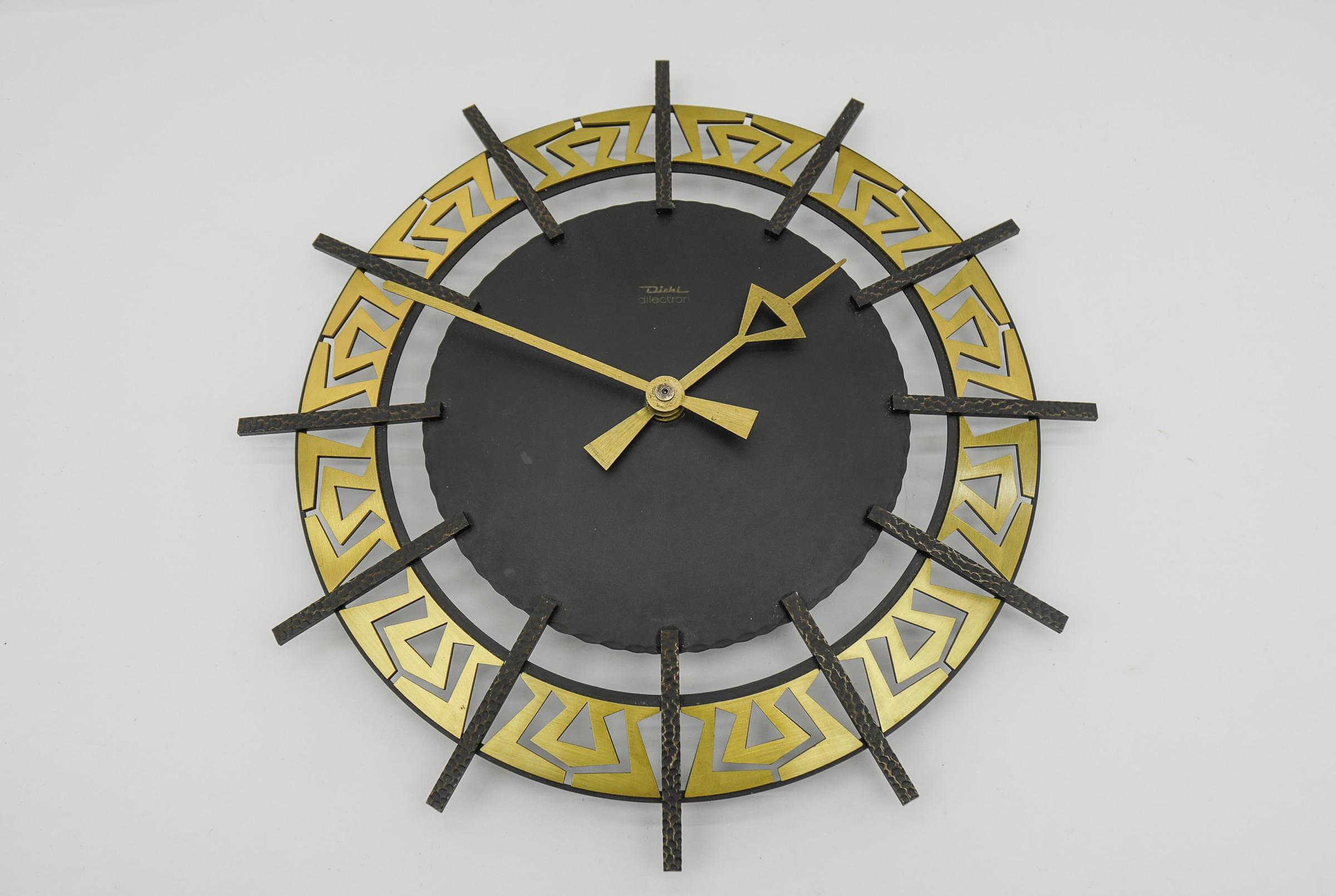 Mid-Century Modern Horloge murale en fer et laiton moderne du milieu du siècle dernier de Diehl Dilectron, années 1960 en vente
