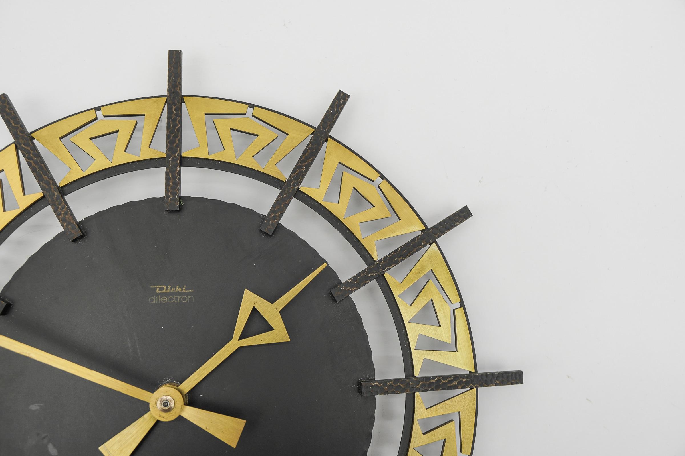 Allemand Horloge murale en fer et laiton moderne du milieu du siècle dernier de Diehl Dilectron, années 1960 en vente