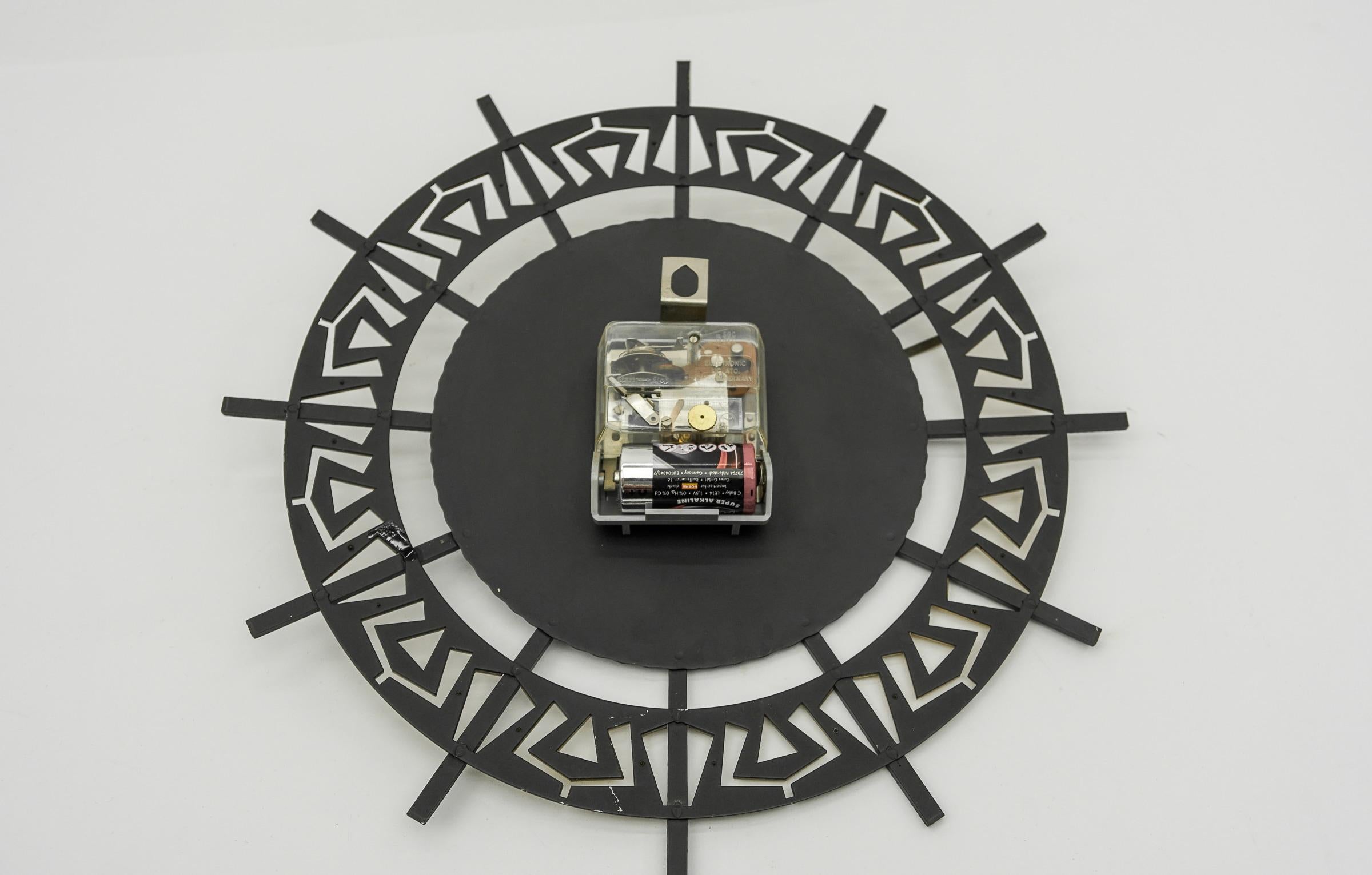 Horloge murale en fer et laiton moderne du milieu du siècle dernier de Diehl Dilectron, années 1960 en vente 1