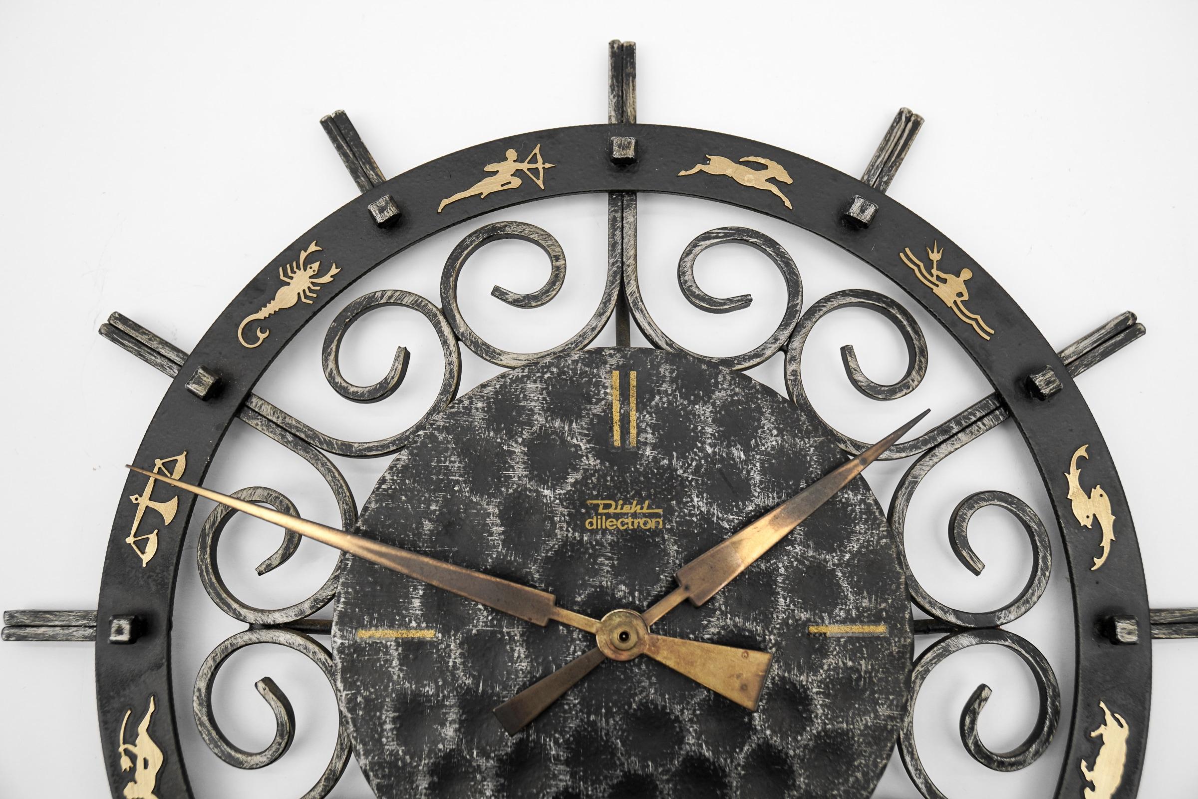 Allemand Horloge murale zodiacale en fer et laiton, moderne du milieu du siècle, Diehl Electric, années 1960 en vente