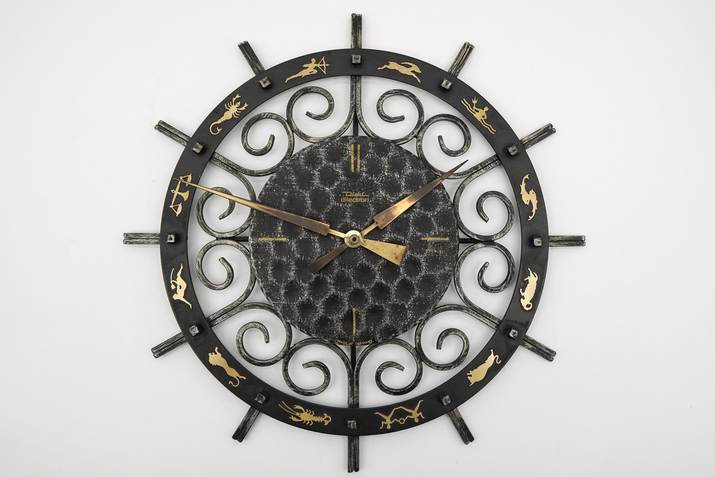 Métal Horloge murale zodiacale en fer et laiton, moderne du milieu du siècle, Diehl Electric, années 1960 en vente