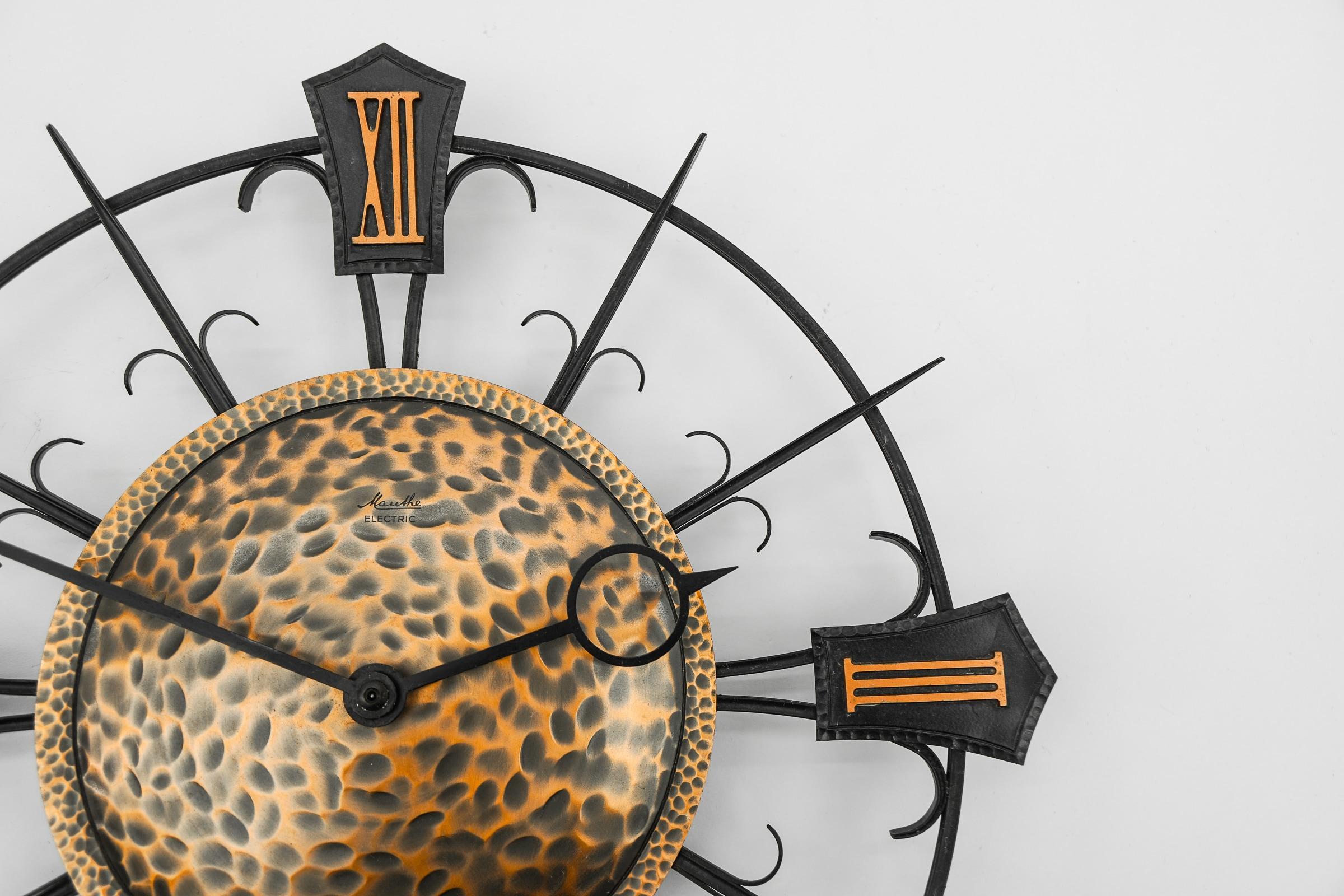 Allemand Horloge murale en fer et cuivre de style mi-siècle moderne par Mauthe Electric, années 1960 en vente
