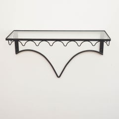 Mensole sospese in ferro e vetro della modernità di metà secolo