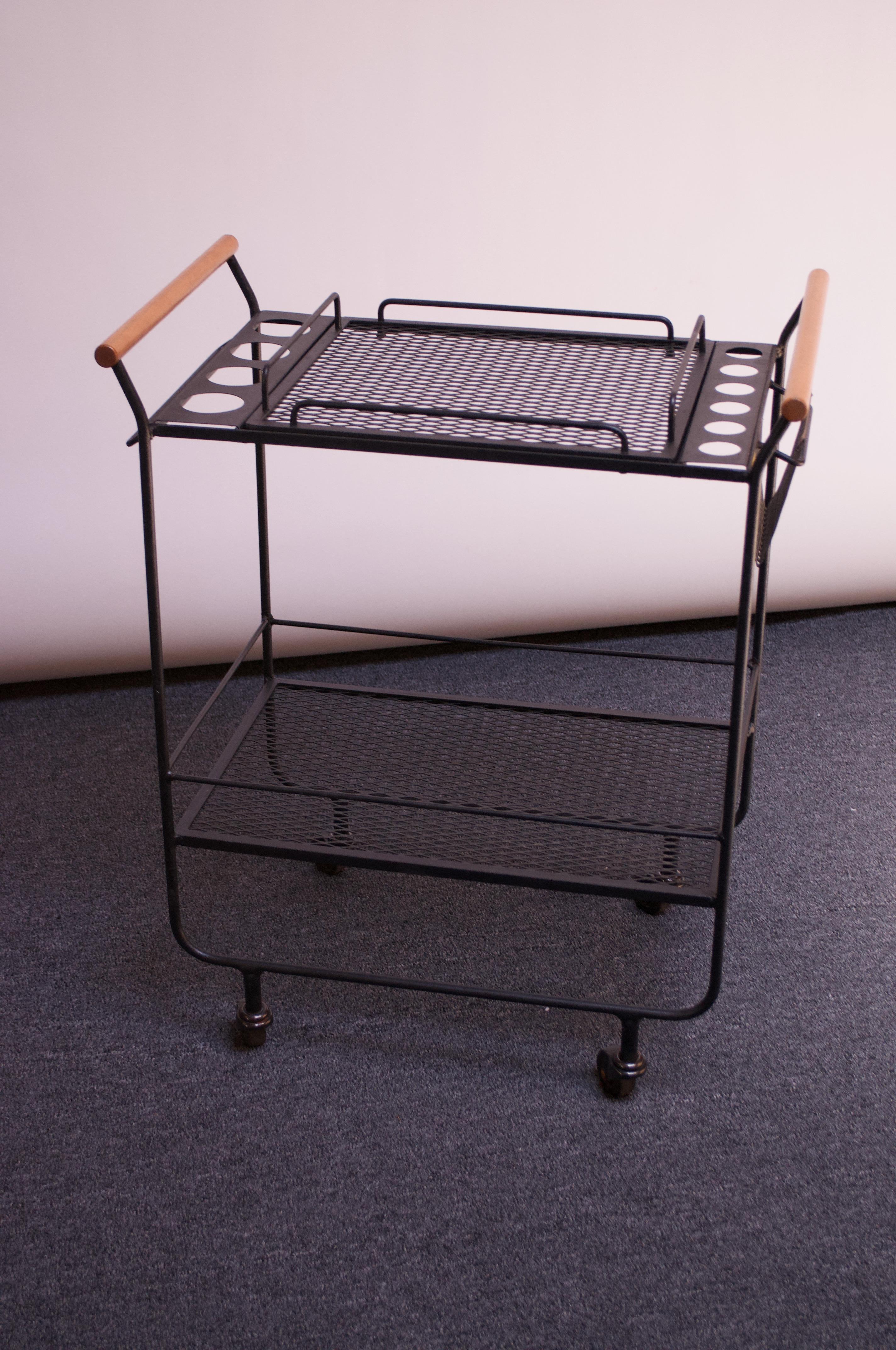 Mid-Century Modern Chariot de bar / chariot à thé en fer et érable, moderne du milieu du siècle dernier en vente