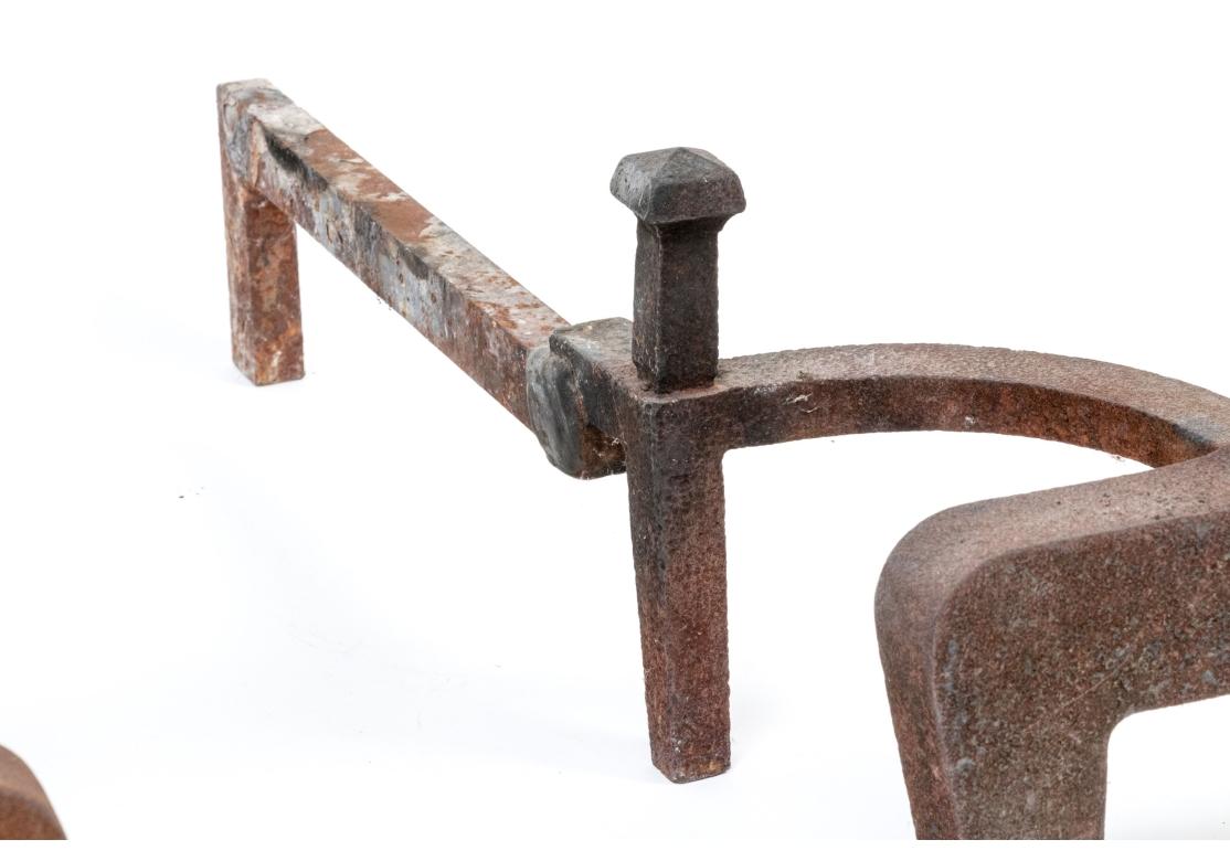 Una bella e scultorea coppia di candelabri degli anni '70, di buone dimensioni e con una presentazione fantastica. Il design Totemic è caratterizzato da un piano quadrato forato sostenuto da un supporto centrale che si allarga dolcemente e da