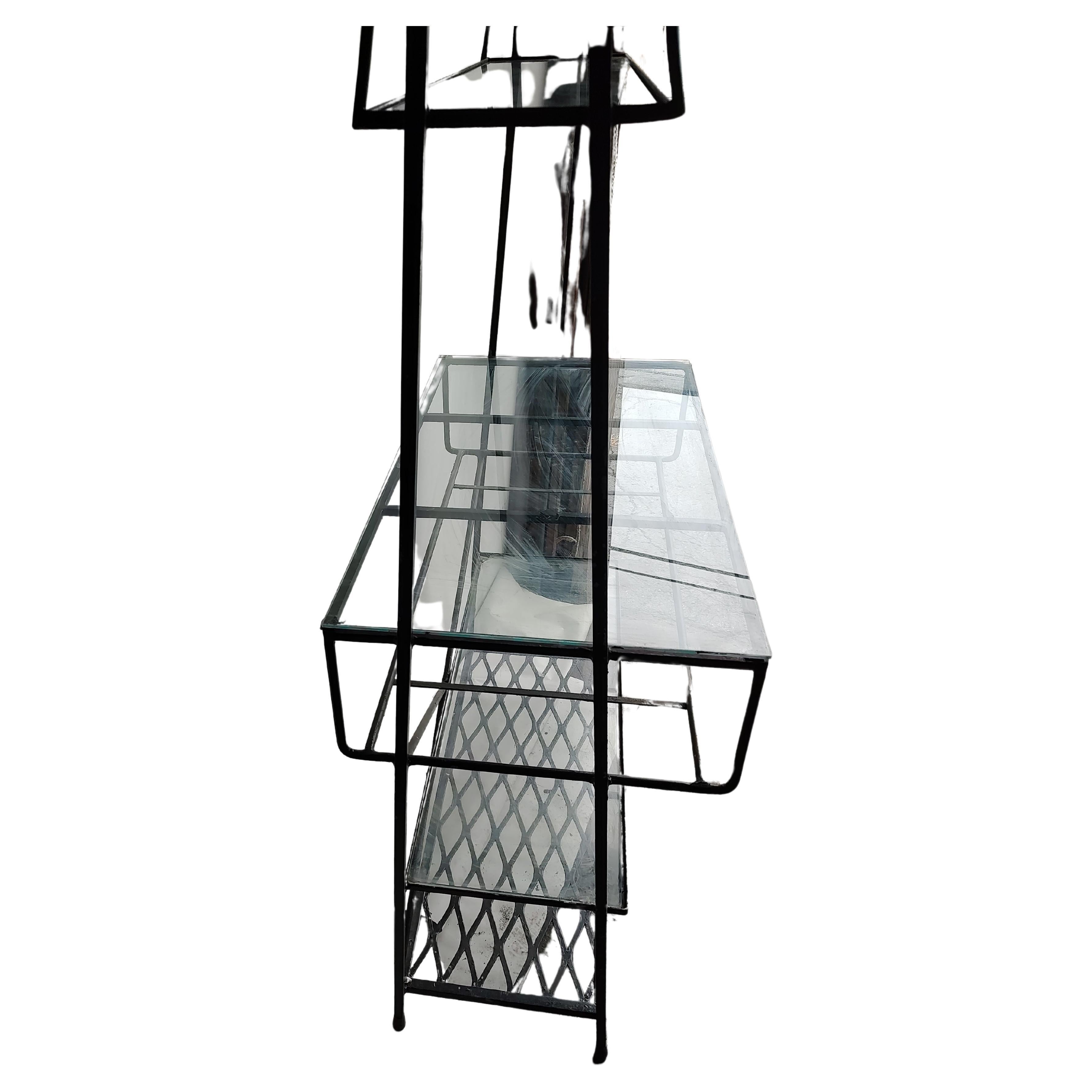 Fantastique étagère en fer avec 6 étagères dont 4 en verre plat. Fer peint en noir avec un support conique sur les côtés. Il se rétrécit au fur et à mesure qu'il s'élève. Croiser l'entretoise en X à l'arrière de la base. En excellent état vintage