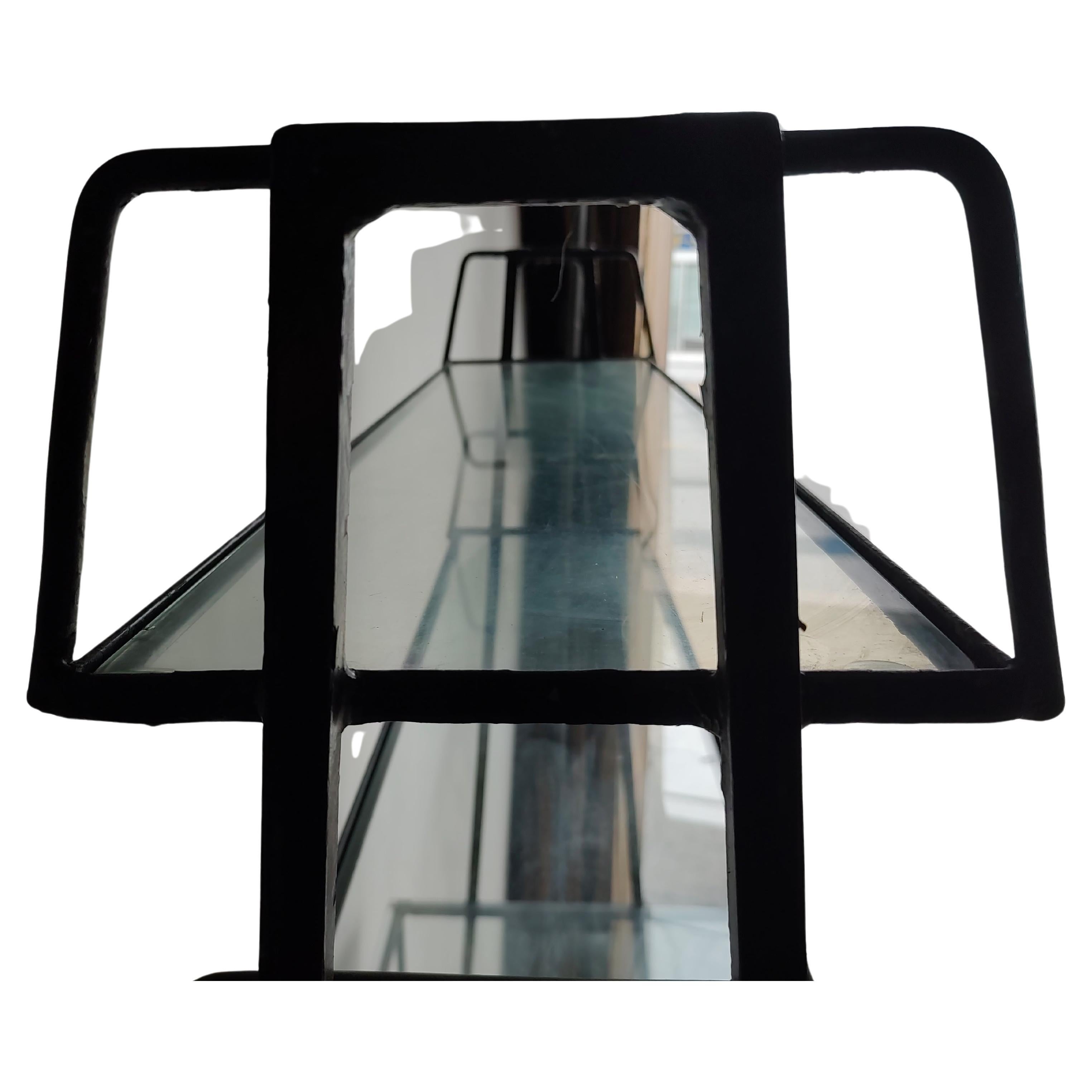 Américain Etagère de patio d'intérieur et d'extérieur en fer et verre de style moderne du milieu du siècle par John Salterini en vente