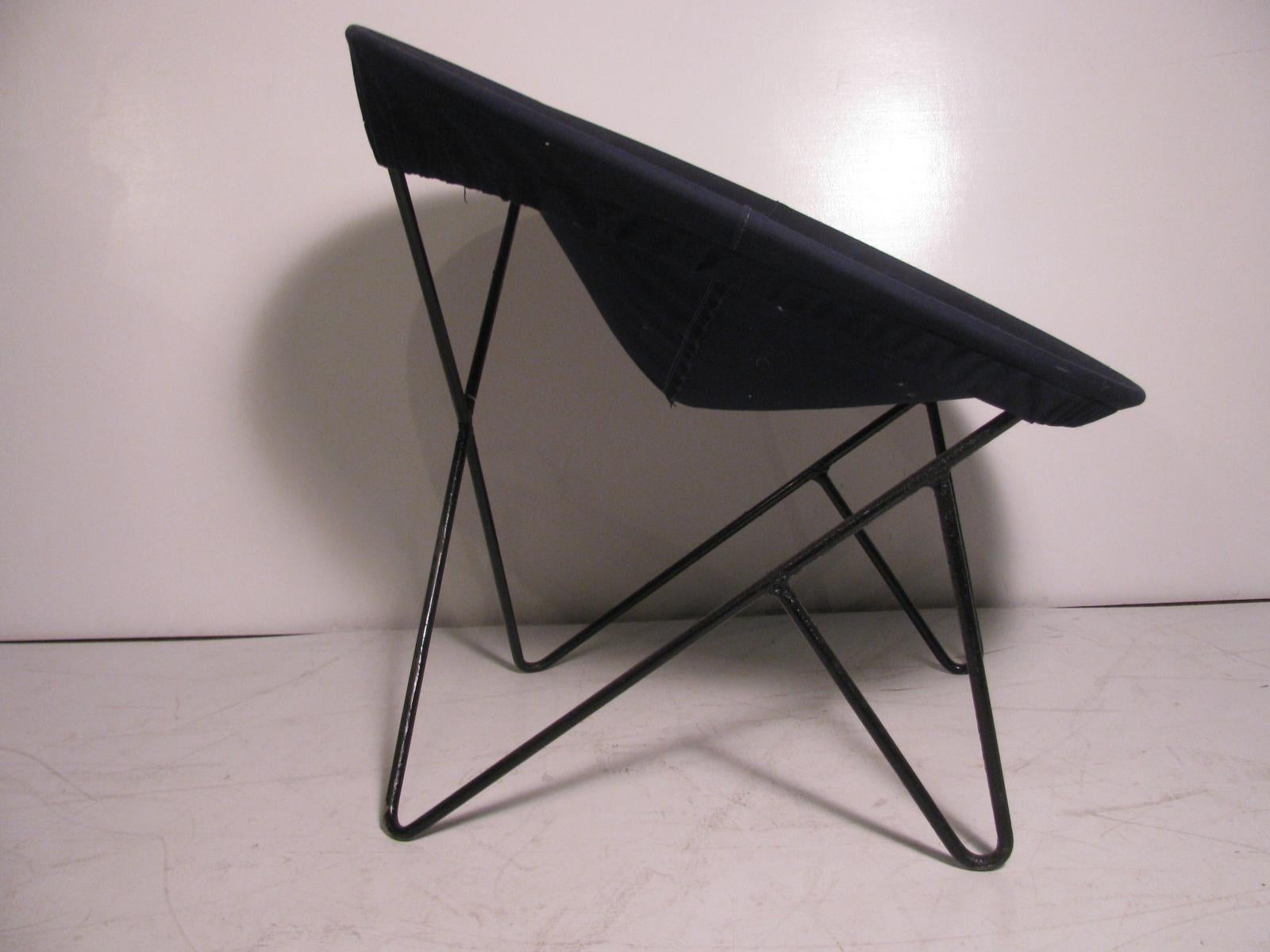 Peint Chaise longue en forme de cerceau en fer, de style moderne du milieu du siècle dernier, vers 1955 en vente