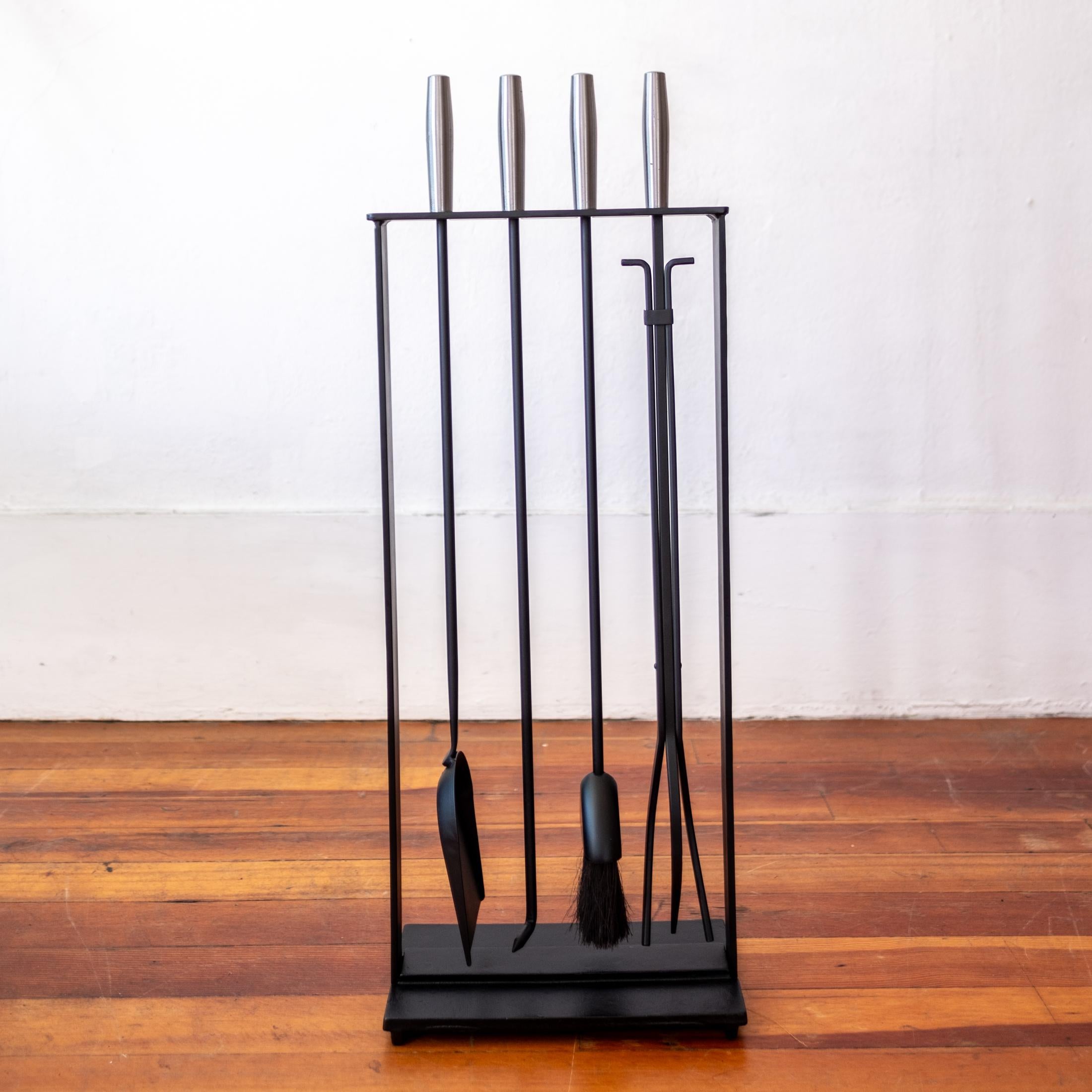 Mid-Century moderno Set di strumenti per caminetto in ferro modernista di metà secolo in vendita
