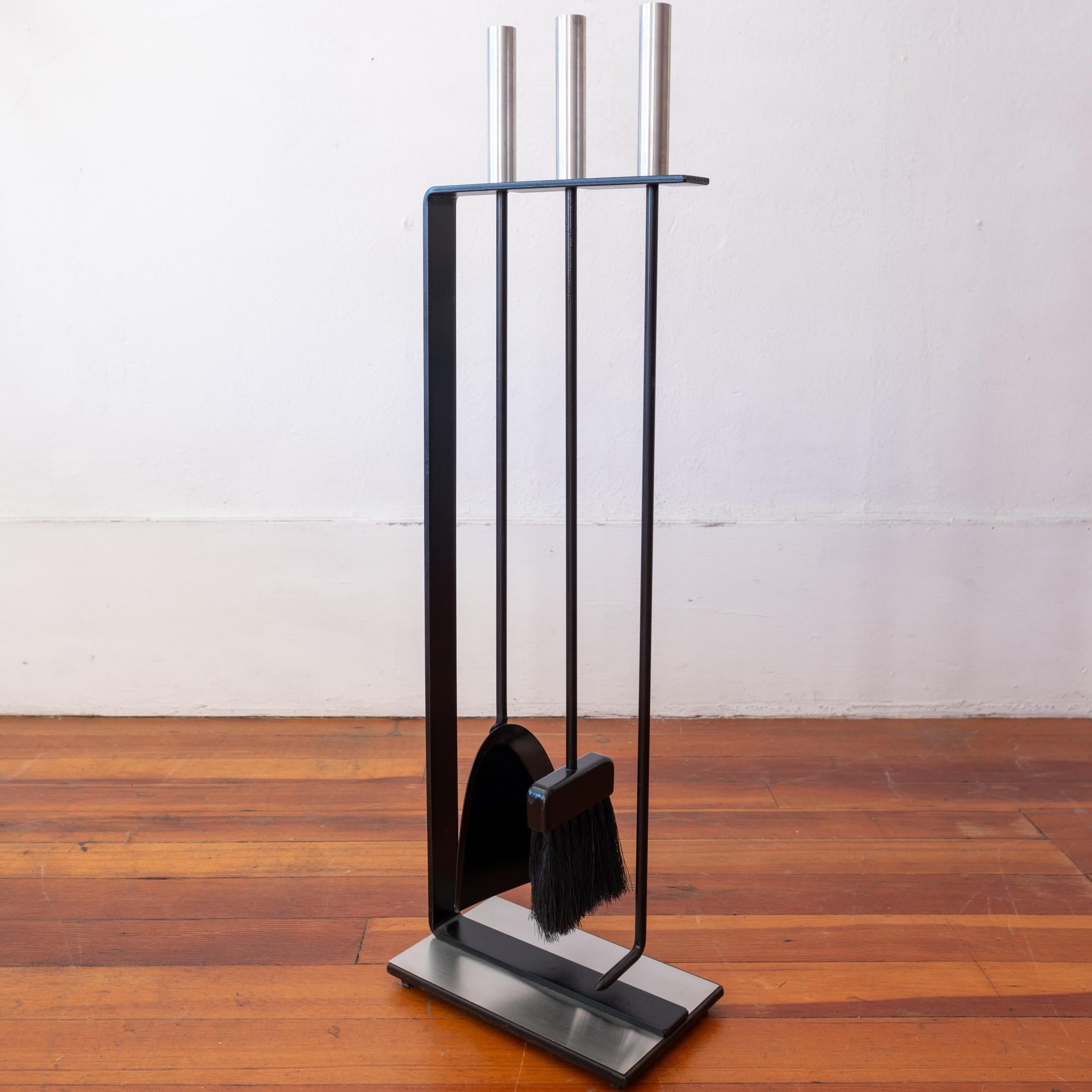 Set de Herramientas para Chimenea de Hierro Modernista de Mediados de Siglo Estadounidense en venta
