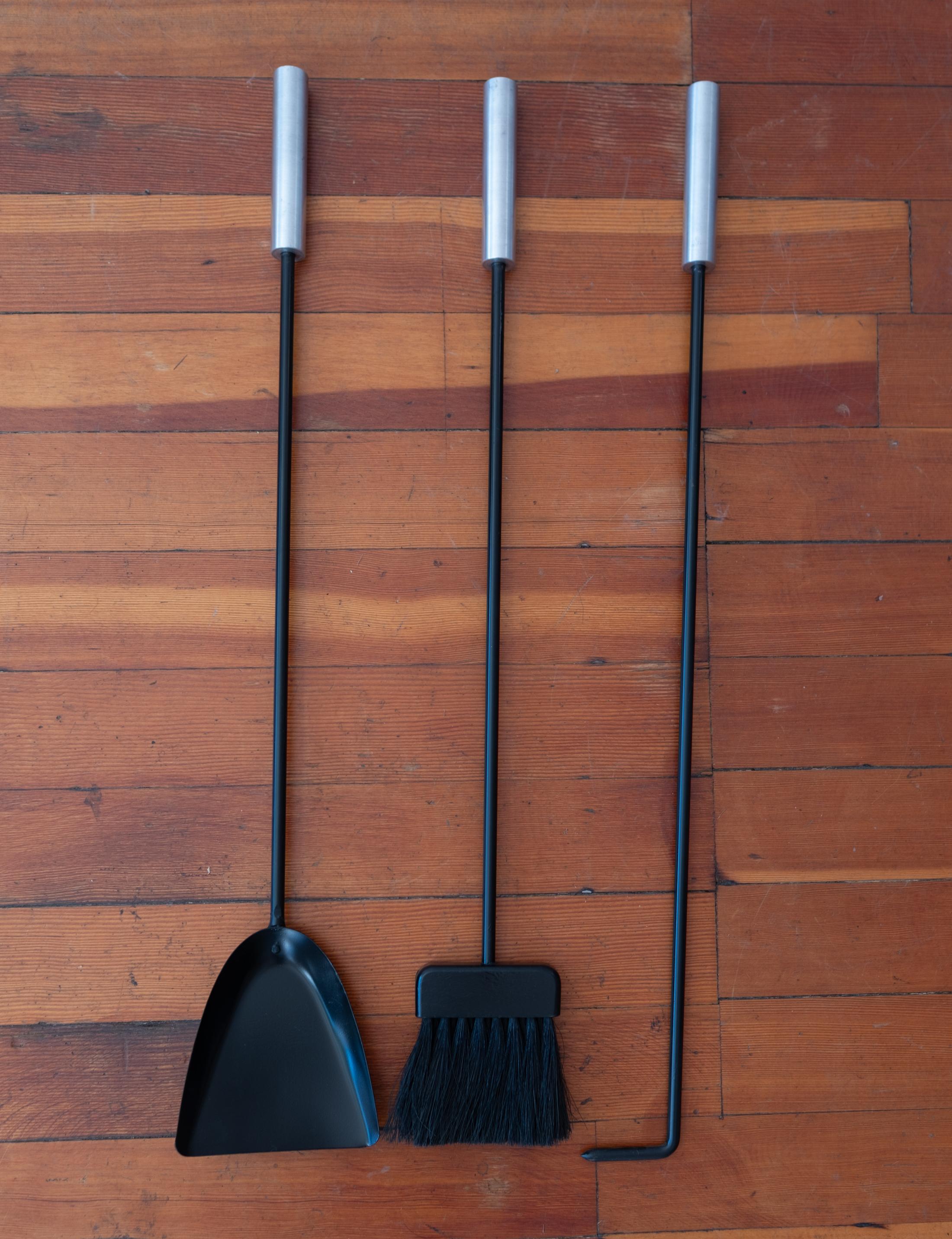 Set de Herramientas para Chimenea de Hierro Modernista de Mediados de Siglo en venta 3