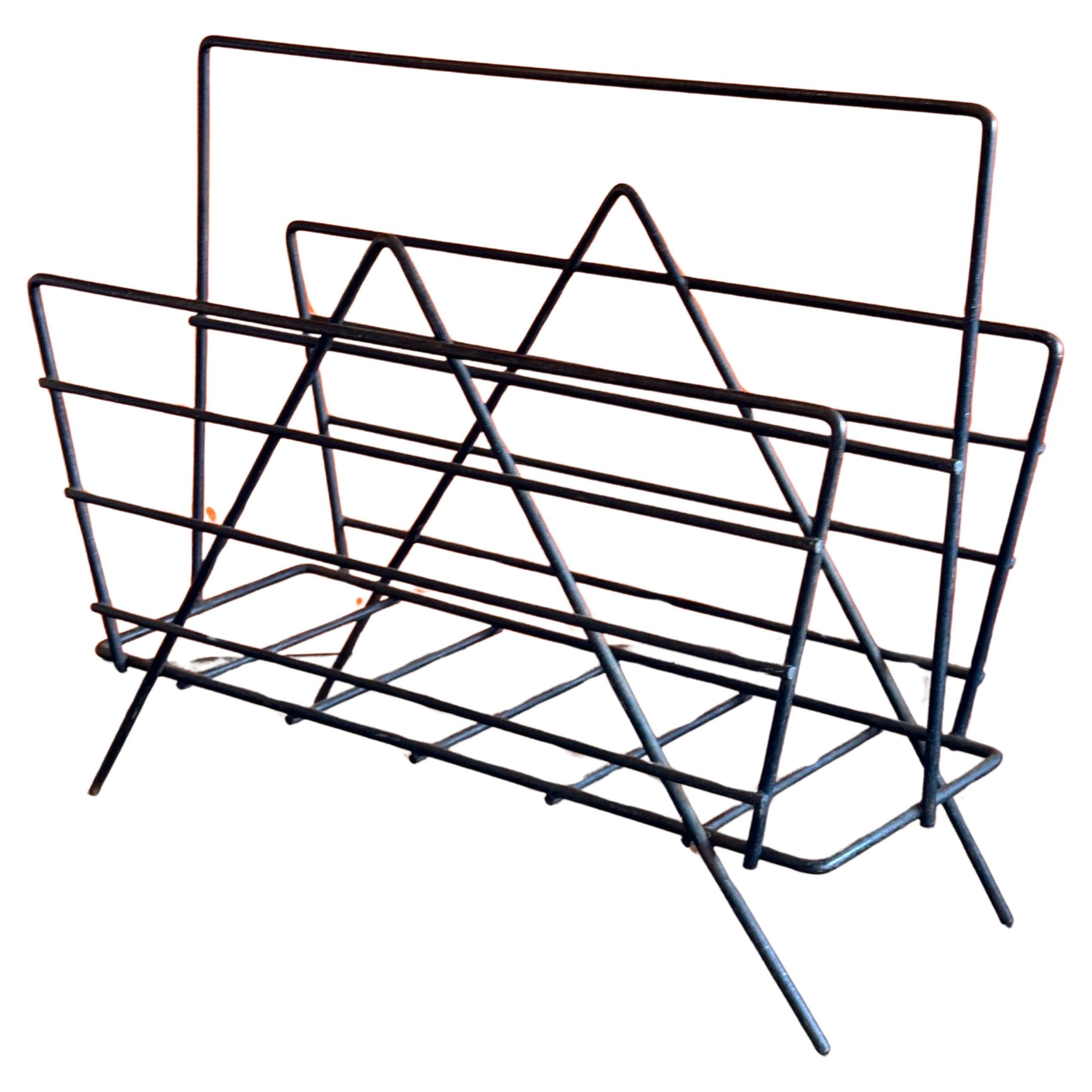 Mid-century modern iron wire magazine rack, circa 1970s.  The rack is in good vintage condition with some wear and a great patina. Measurements: 18.25