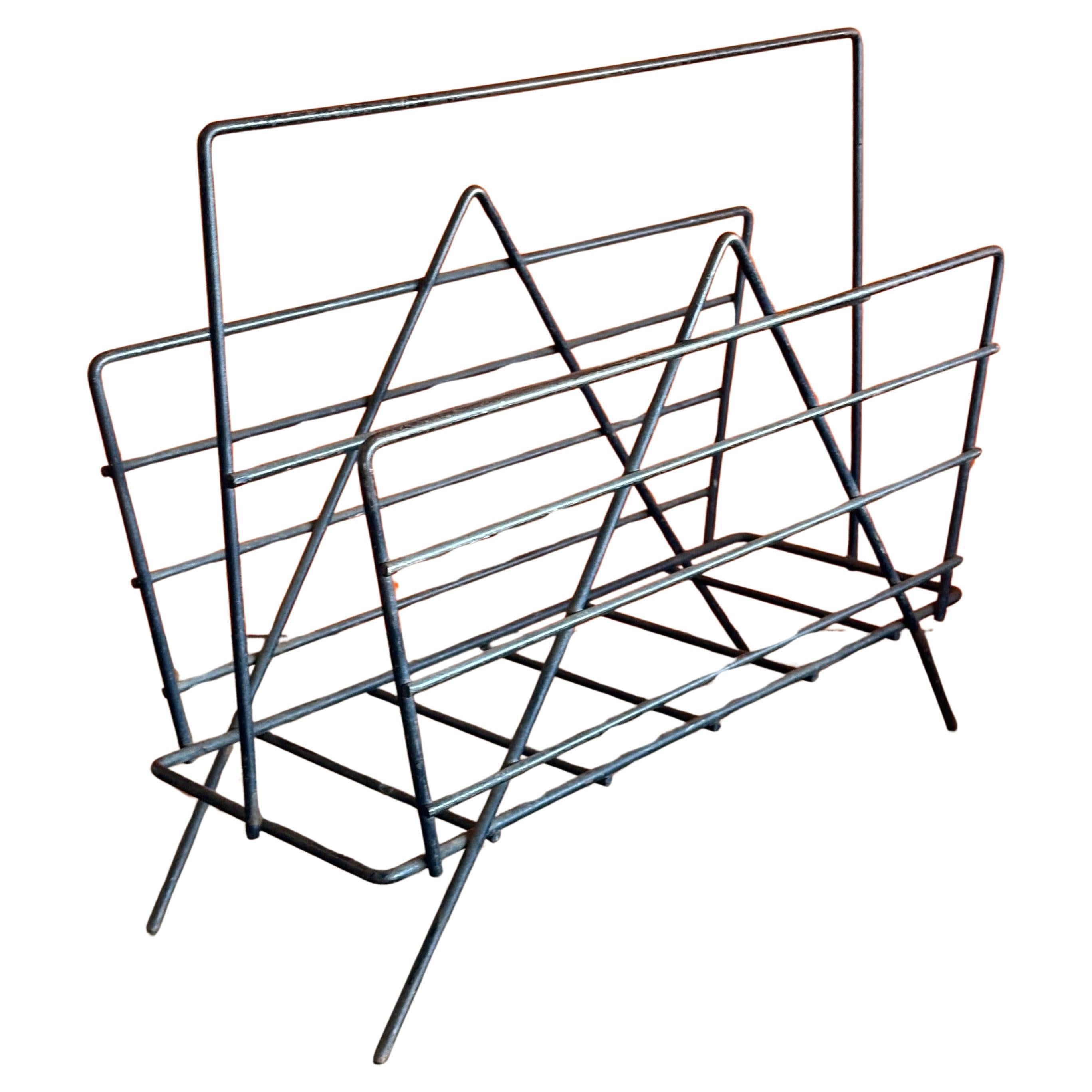 Mid-Century Modern Iron Wire Magazine Rack In Good Condition For Sale In San Diego, CA