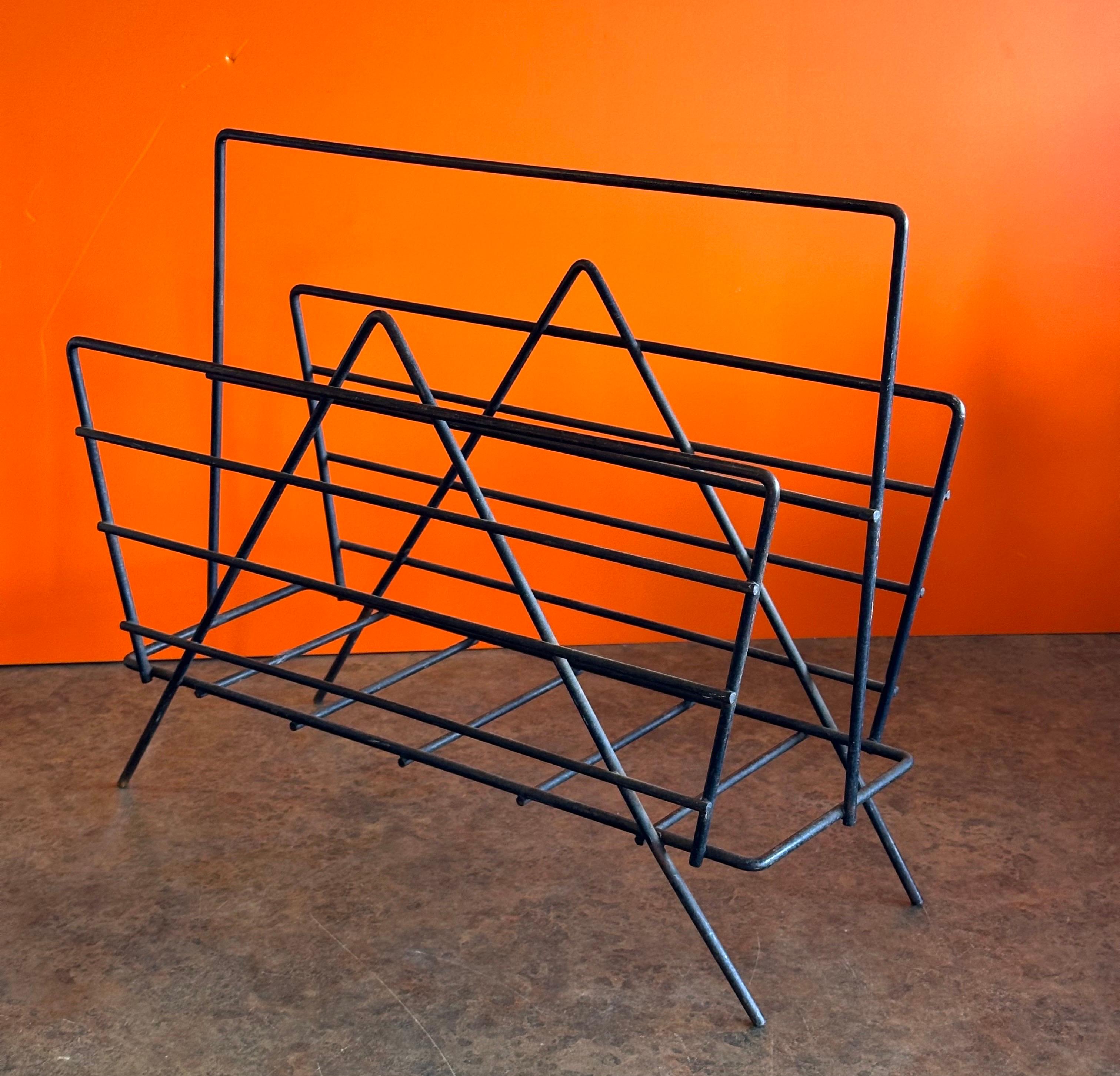 20th Century Mid-Century Modern Iron Wire Magazine Rack For Sale