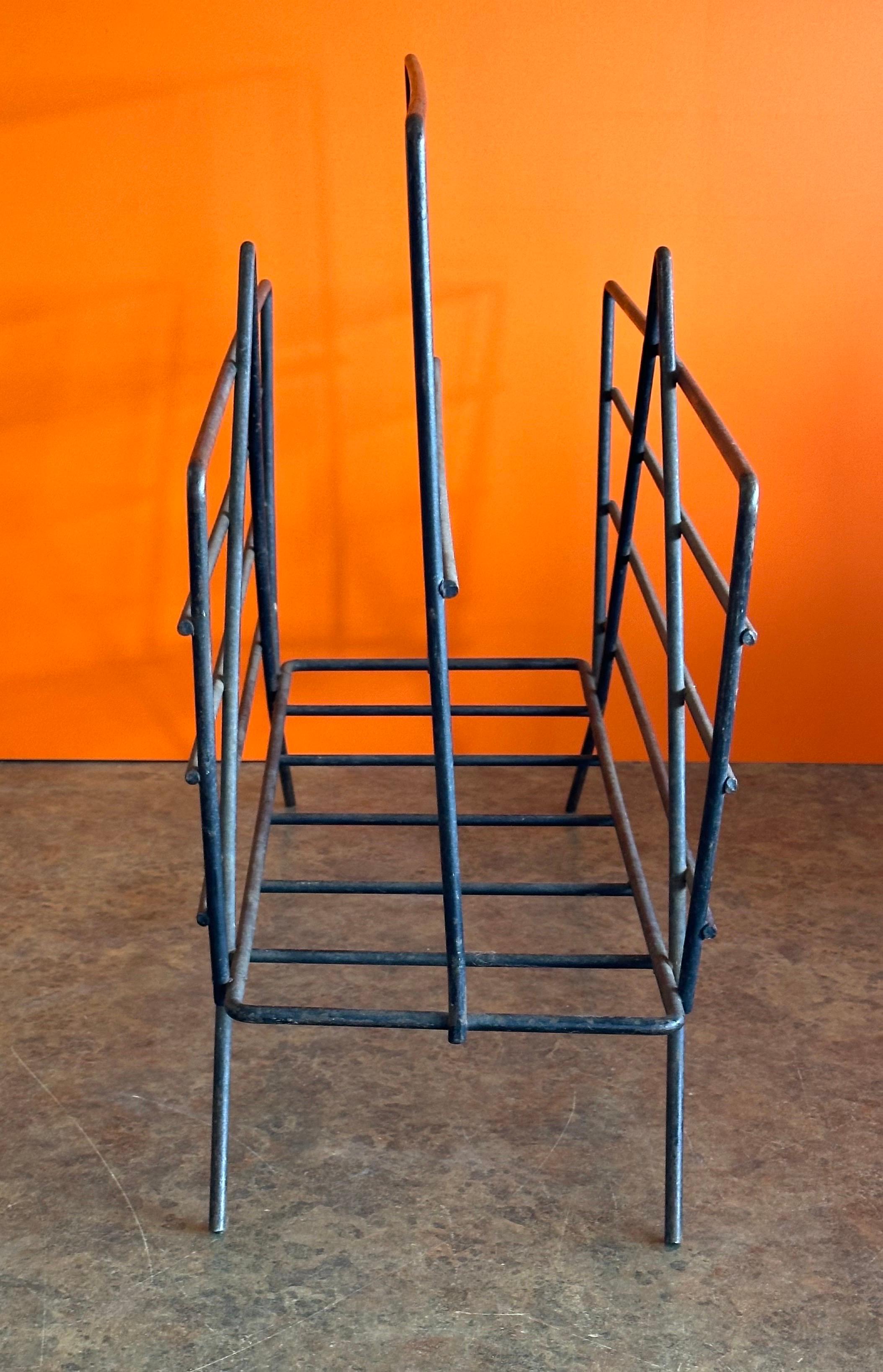 Mid-Century Modern Iron Wire Magazine Rack For Sale 3