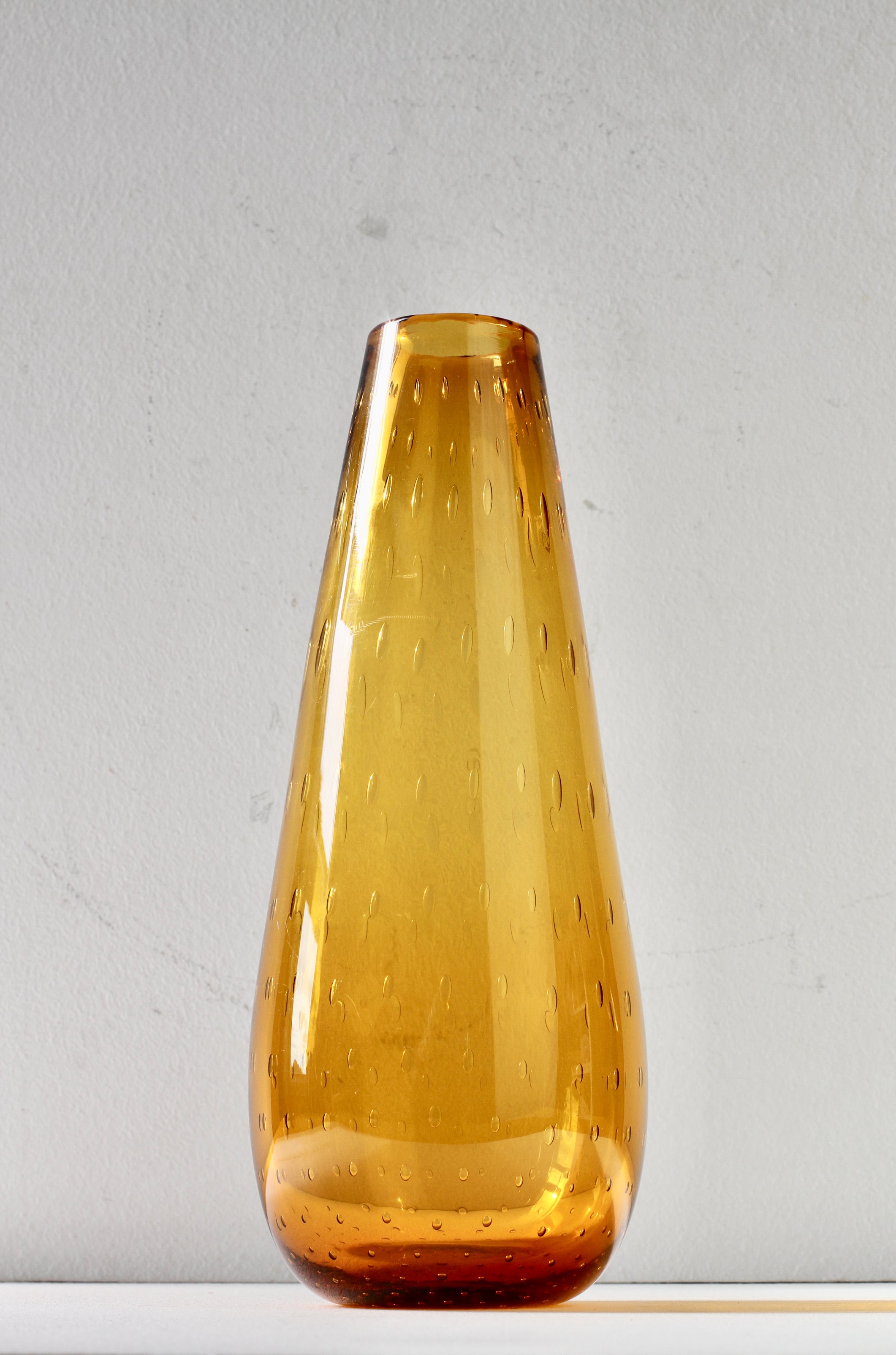 Un bellissimo vaso alto (31 cm) in vetro di Murano attribuito alla metà del secolo scorso, simile alle opere di Cenedese e Seguso, degli anni '50 circa. Il vetro traslucido ambrato e colorato a bolle (Bullicante), splendidamente sobrio ed