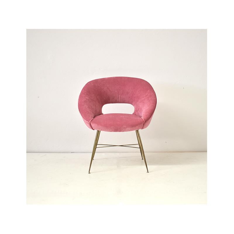 Vintage armchairs from the 1950s, Italian manufactur, designed by Silvio Cavatorta.
The elegant structure is in brass-plated metal.
The upholstery is in pink corduroy.
Its design make it elegant and functional to be easily inserted in different