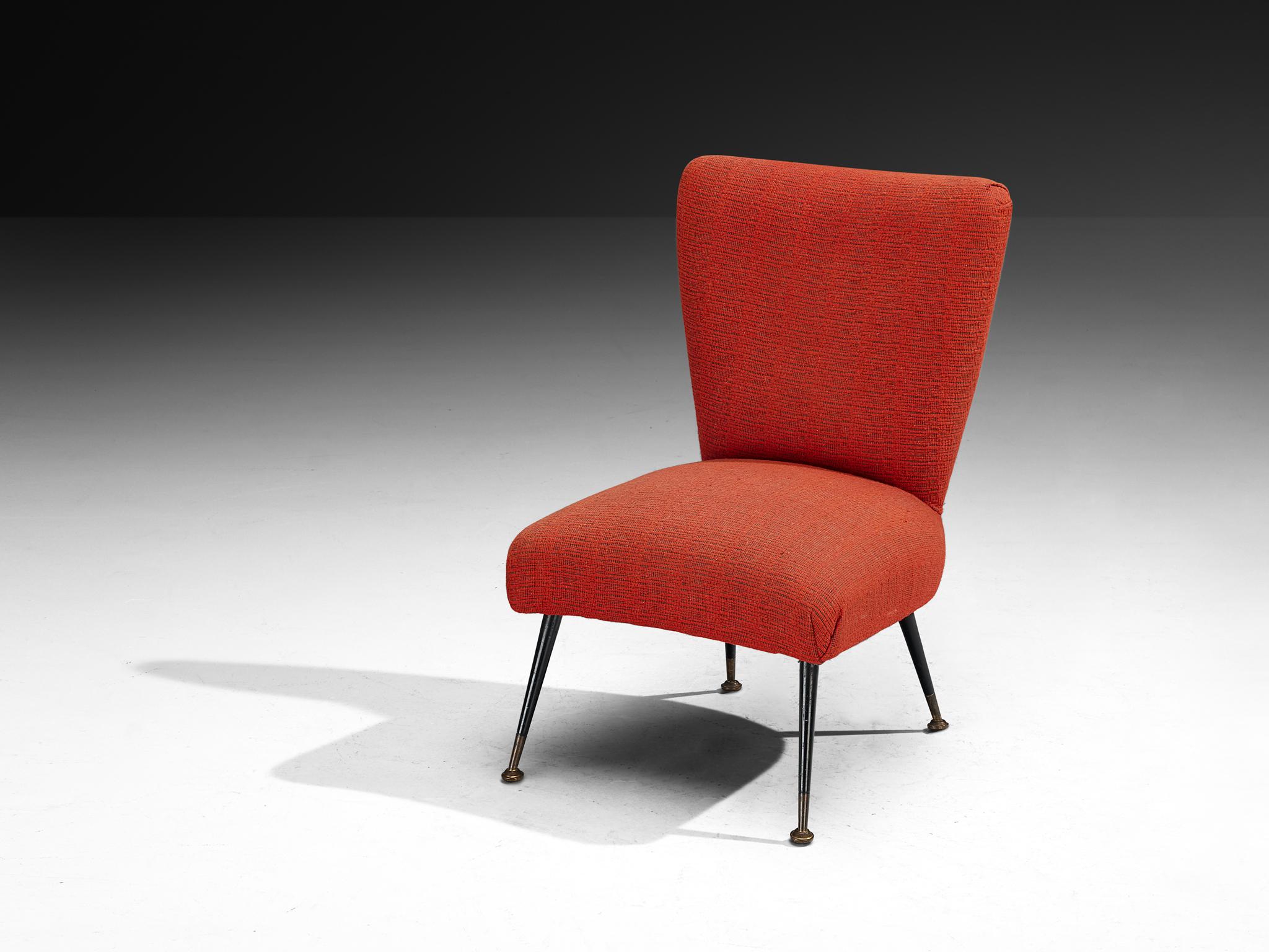 Chaise d'appoint ou de salon, tissu, acier laqué, laiton, Italie, années 1950 

Cette chaise présente un exemple clair du design moderne du milieu du siècle des années 1950. Sa forme est définie par un équilibre entre clarté géométrique et légèreté