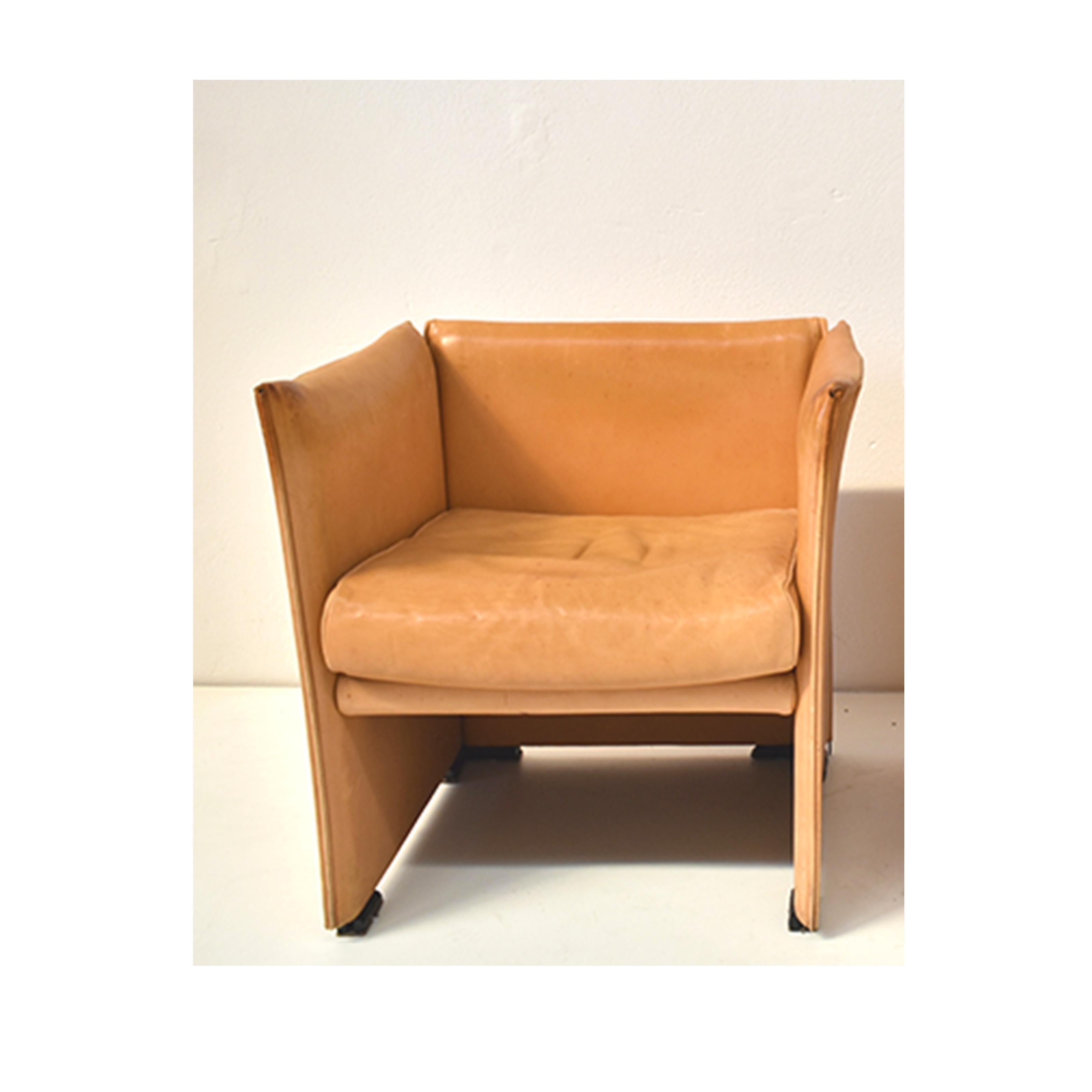 Vintage-Sessel aus den 1970er Jahren, italienische Herstellung, Design von Mario Bellini, Produktion von Cassina.
Der Sessel hat eine orangefarbene Lederpolsterung
Vintage Design in gutem Zustand; aber das Leder hat verschiedene Anzeichen von Zeit