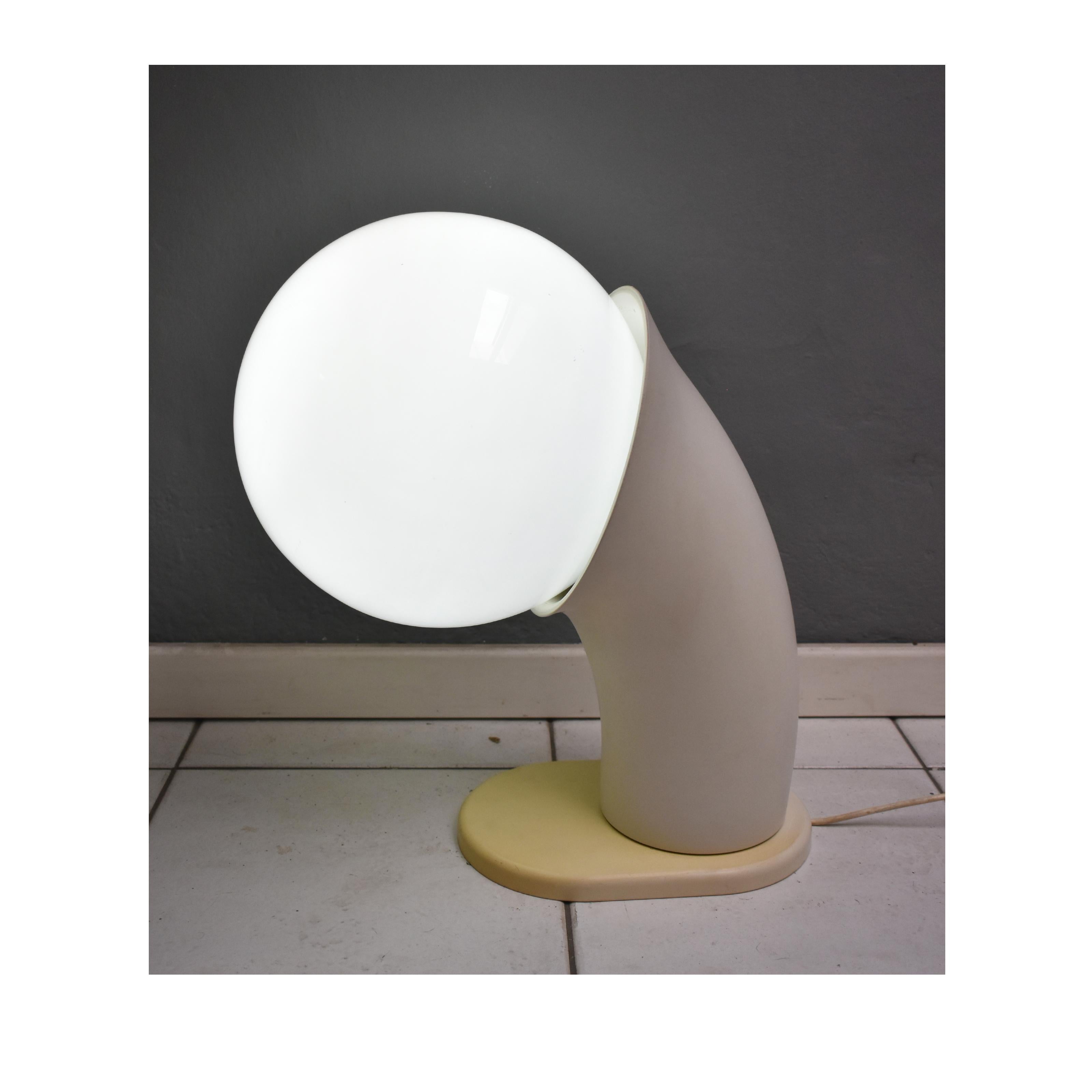 Vintage 1970s lamp, Italian manufacture.
The lamp has a plastic ivory structure and a spherical glass diffuser.
It emits a 360 degree beam of light.ù
The shape of the lamp is peculiar and refers to the design of the 70s.
It is working.
The