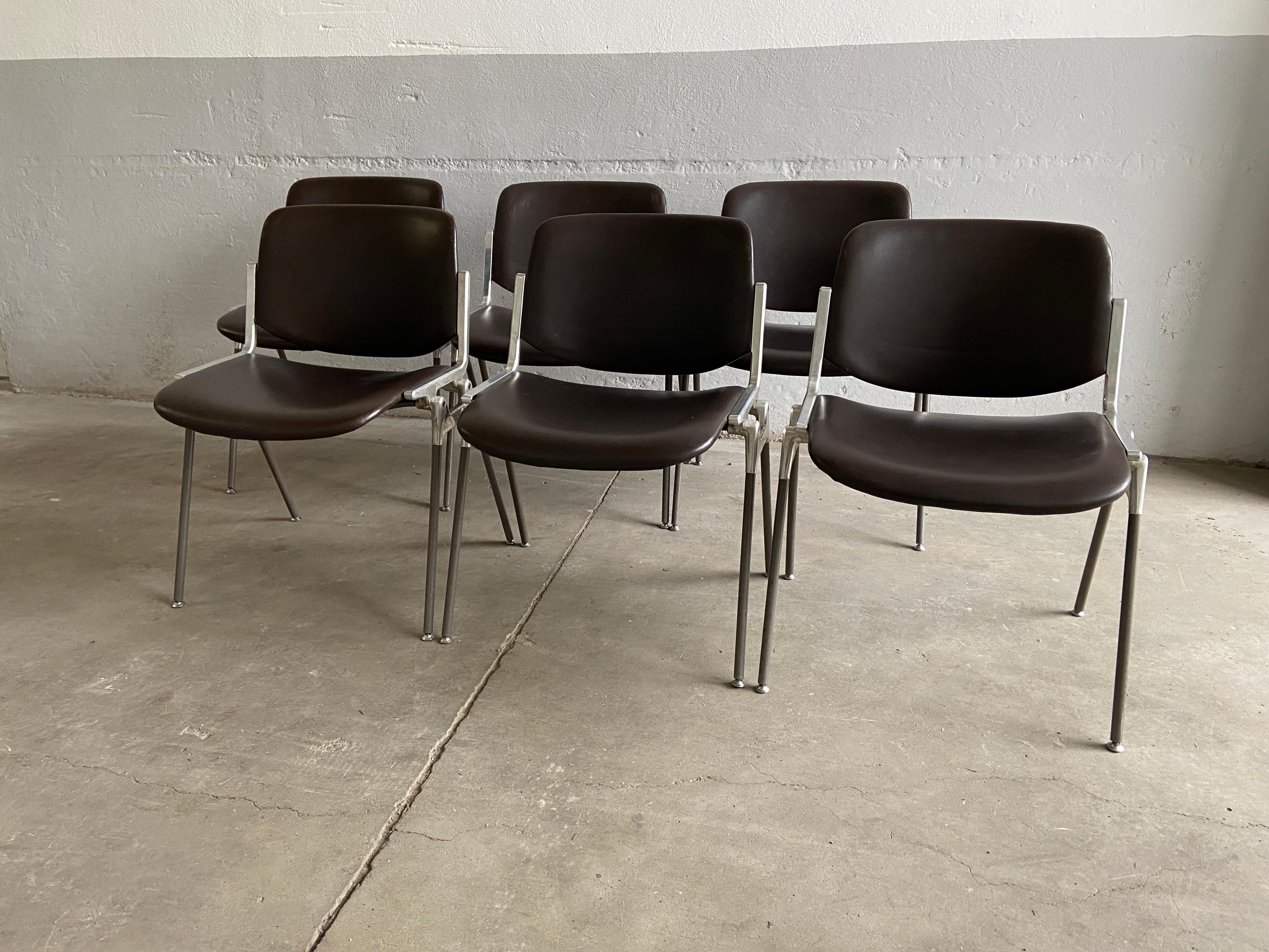 Mid-Century Modern set of 6 cast aluminum stackable chairs with dark brown faux leather upholstery by Giancarlo Piretti for Castelli, 1960s.