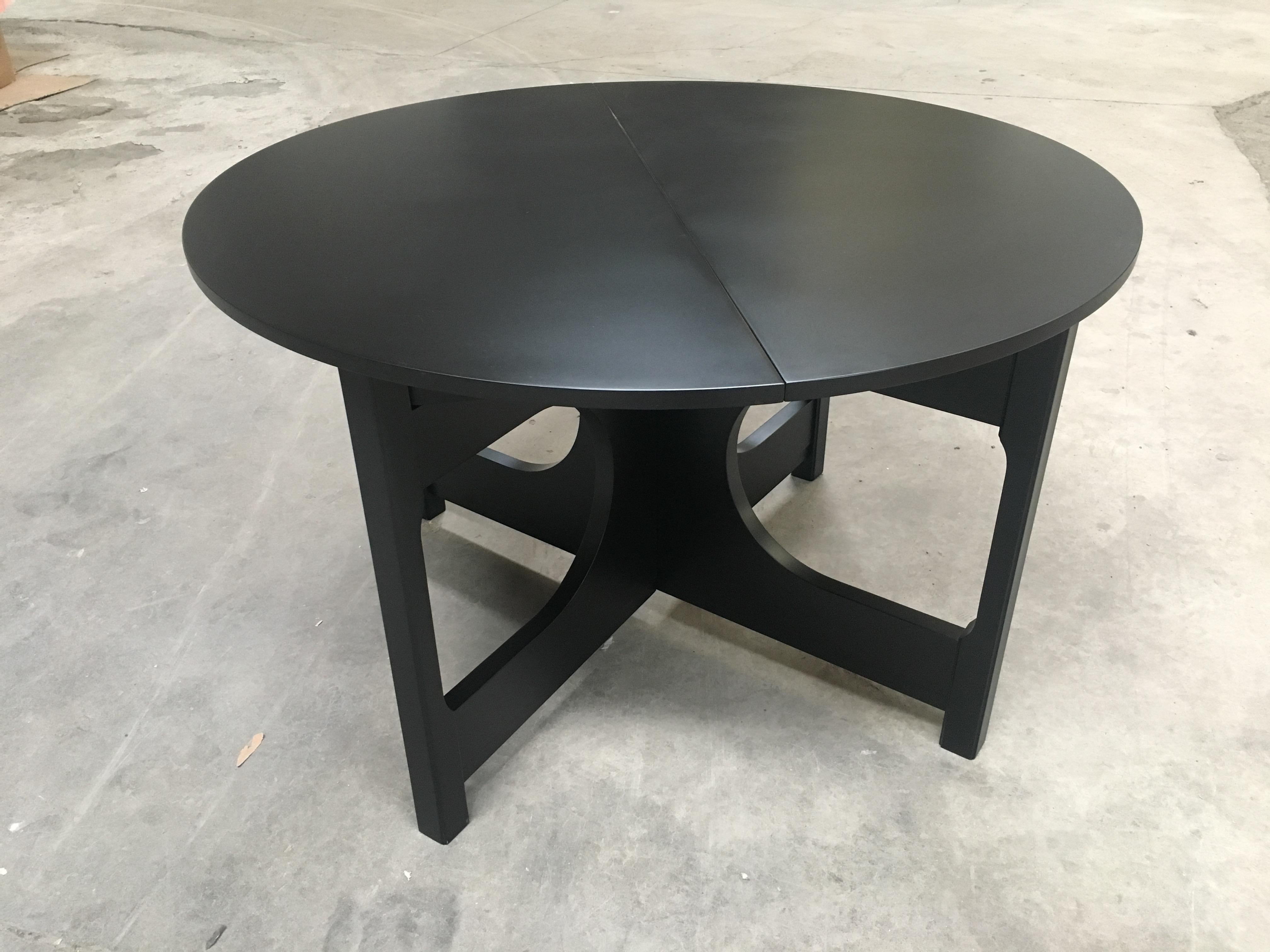 Mid-Century Modern Italian adjustable black lacquered wood dining table.
When closed the table measures cm 118 x 118 x H 74.
When opened the table measures cm 118 x 158 x H 74.
 
