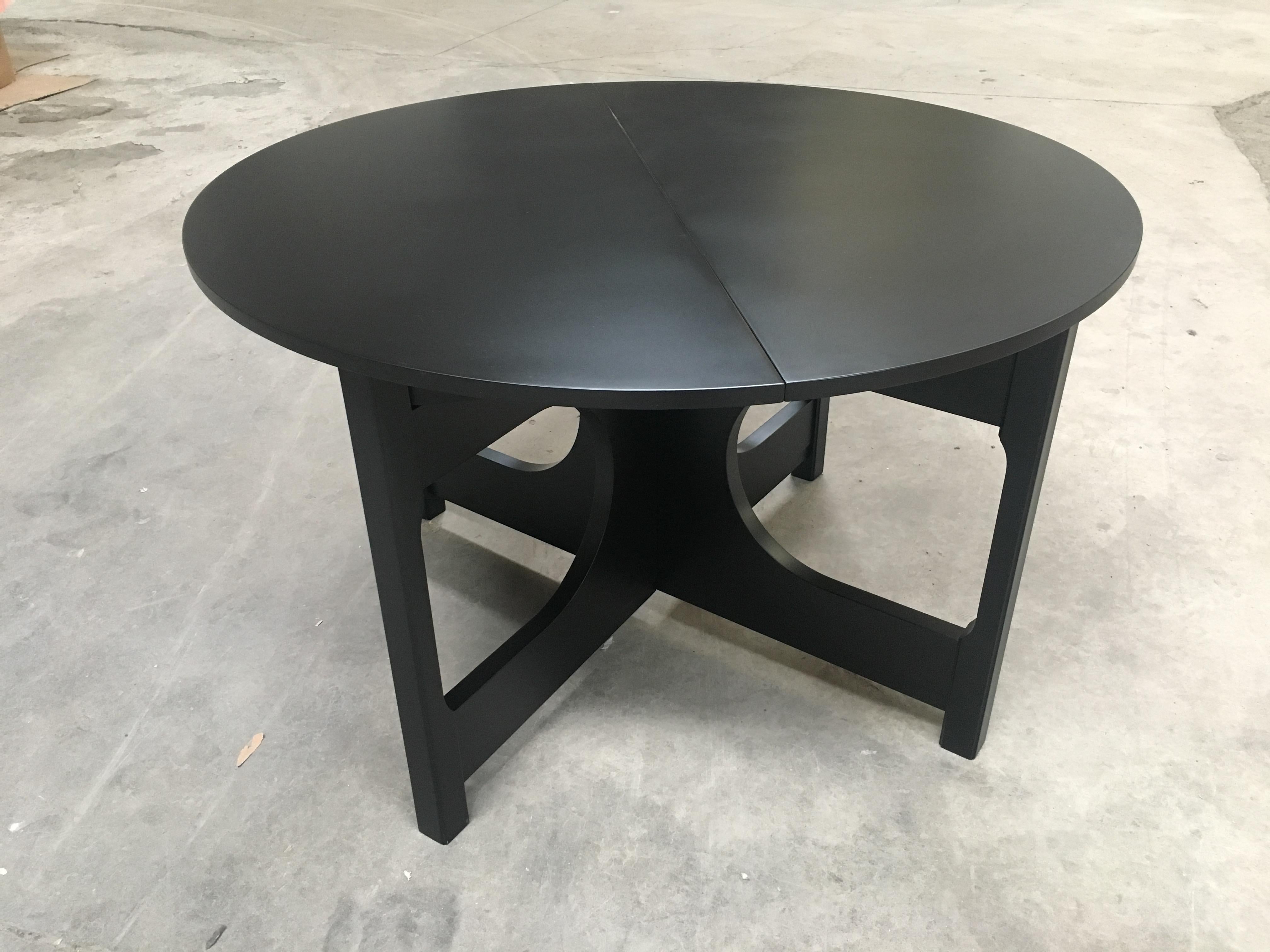 Table de salle à manger italienne en bois laqué noir réglable, de style moderne du milieu du siècle.
Une fois fermée, la table mesure cm 118 x 118 x H 74.
Une fois ouverte, la table mesure cm 118 x 158 x H 74.
 