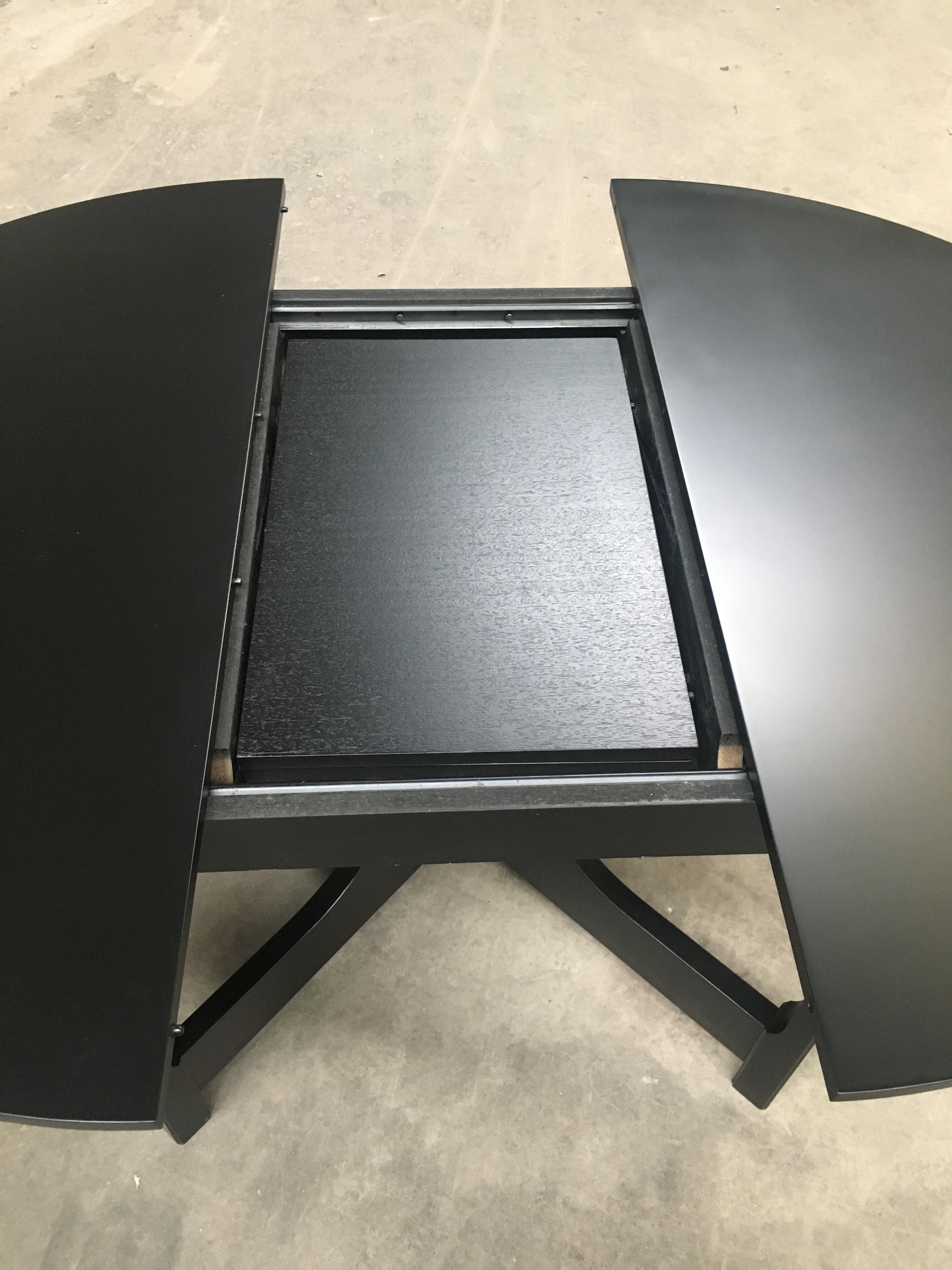 Table de salle à manger italienne réglable en bois laqué noir, mi-siècle moderne, années 1970 en vente 2