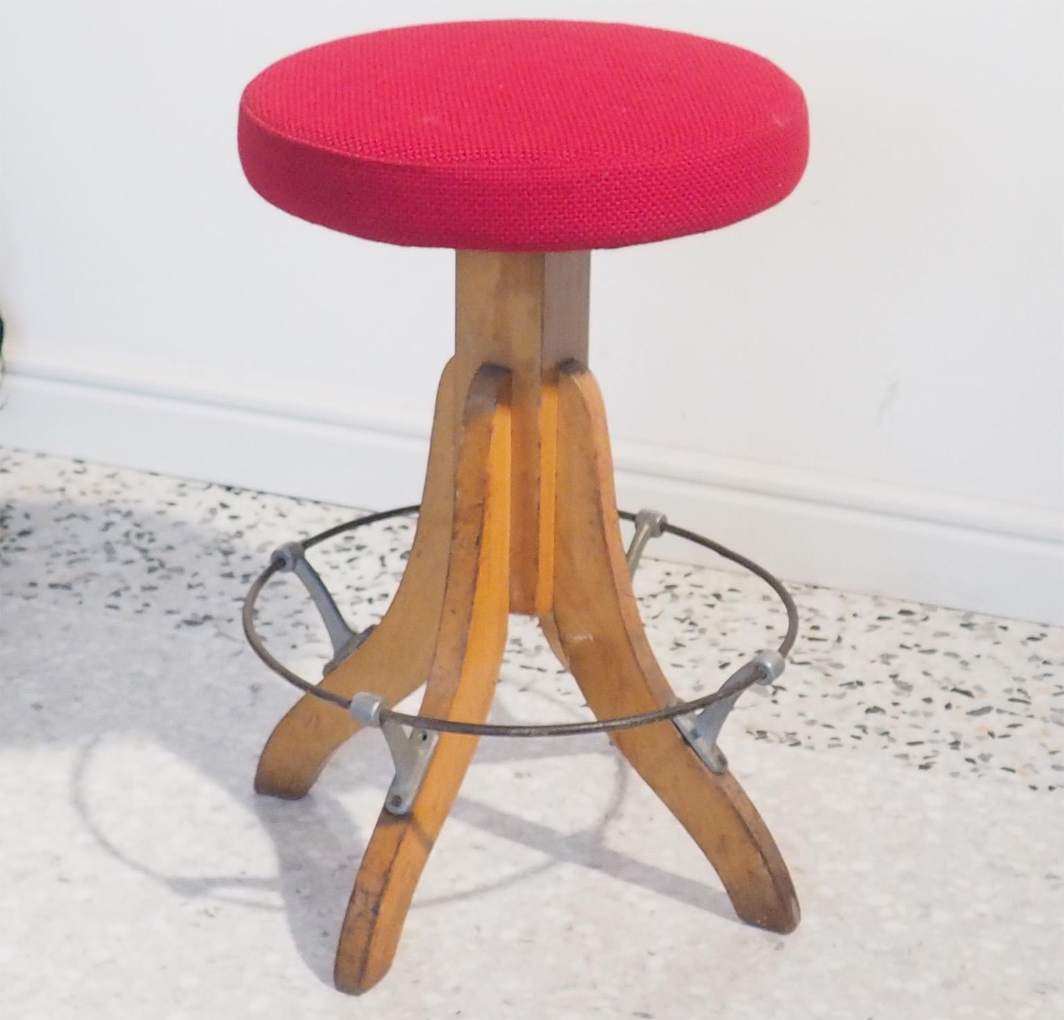 Mid-Century Modern Italian Adjustable Stool Tripode Wood Base with Red Round Top In Good Condition In Milano, IT