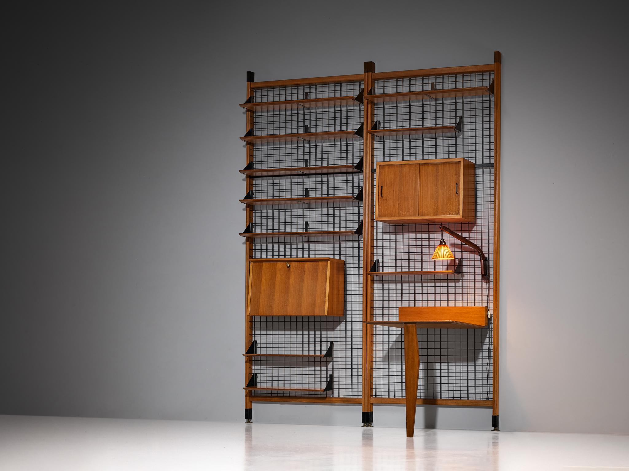 Verstellbarer italienischer Mid-Century-Modern-Wandschrank mit Regalen und Schränke im Angebot 3