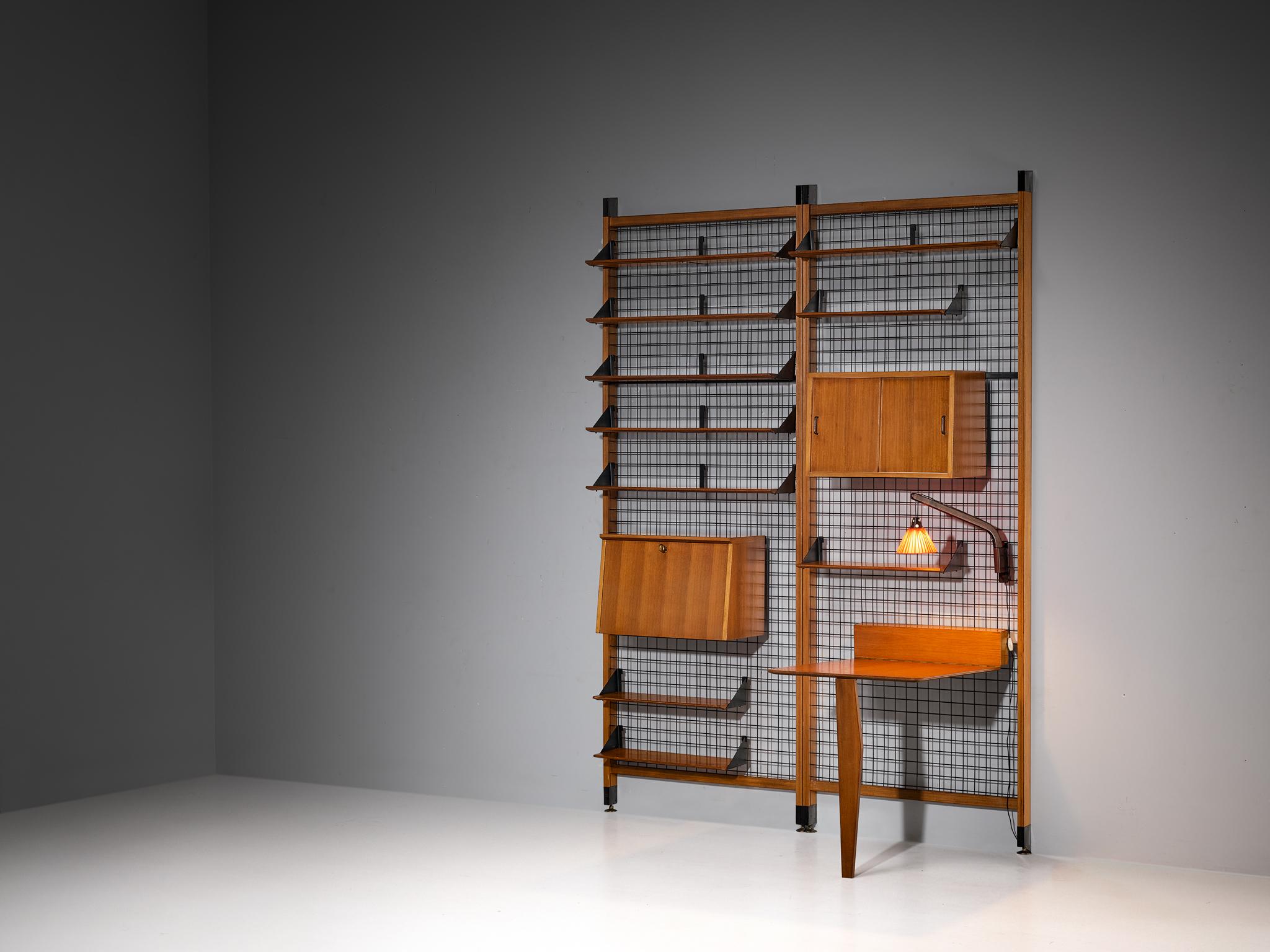 Verstellbares Wandelement, Teakholz, beschichteter Stahl, Messing, Italien, 1950er Jahre

Sehen Sie sich dieses exquisite multifunktionale Design aus Italien an, ein Zeugnis des modernen Designethos der 1950er-Jahre. Dieses Stück ist ein Beispiel