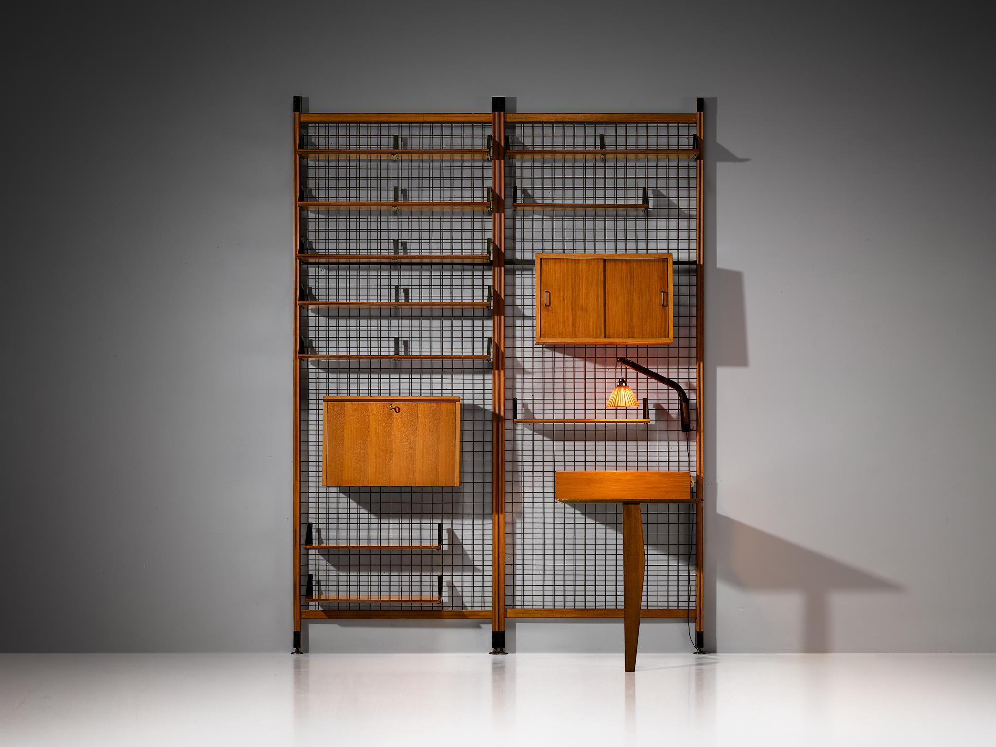 Verstellbarer italienischer Mid-Century-Modern-Wandschrank mit Regalen und Schränke im Zustand „Gut“ im Angebot in Waalwijk, NL