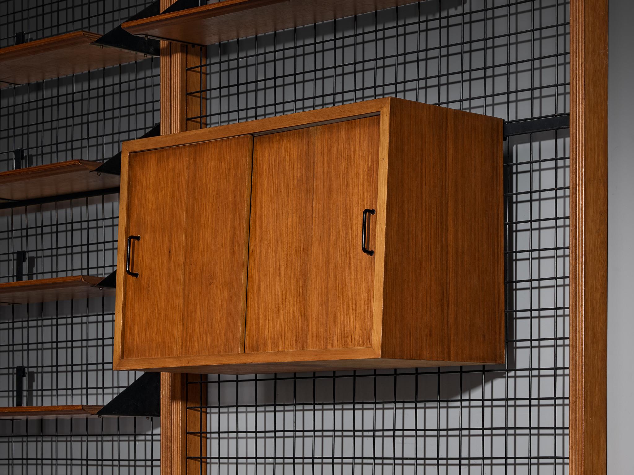 Verstellbarer italienischer Mid-Century-Modern-Wandschrank mit Regalen und Schränke (Messing) im Angebot