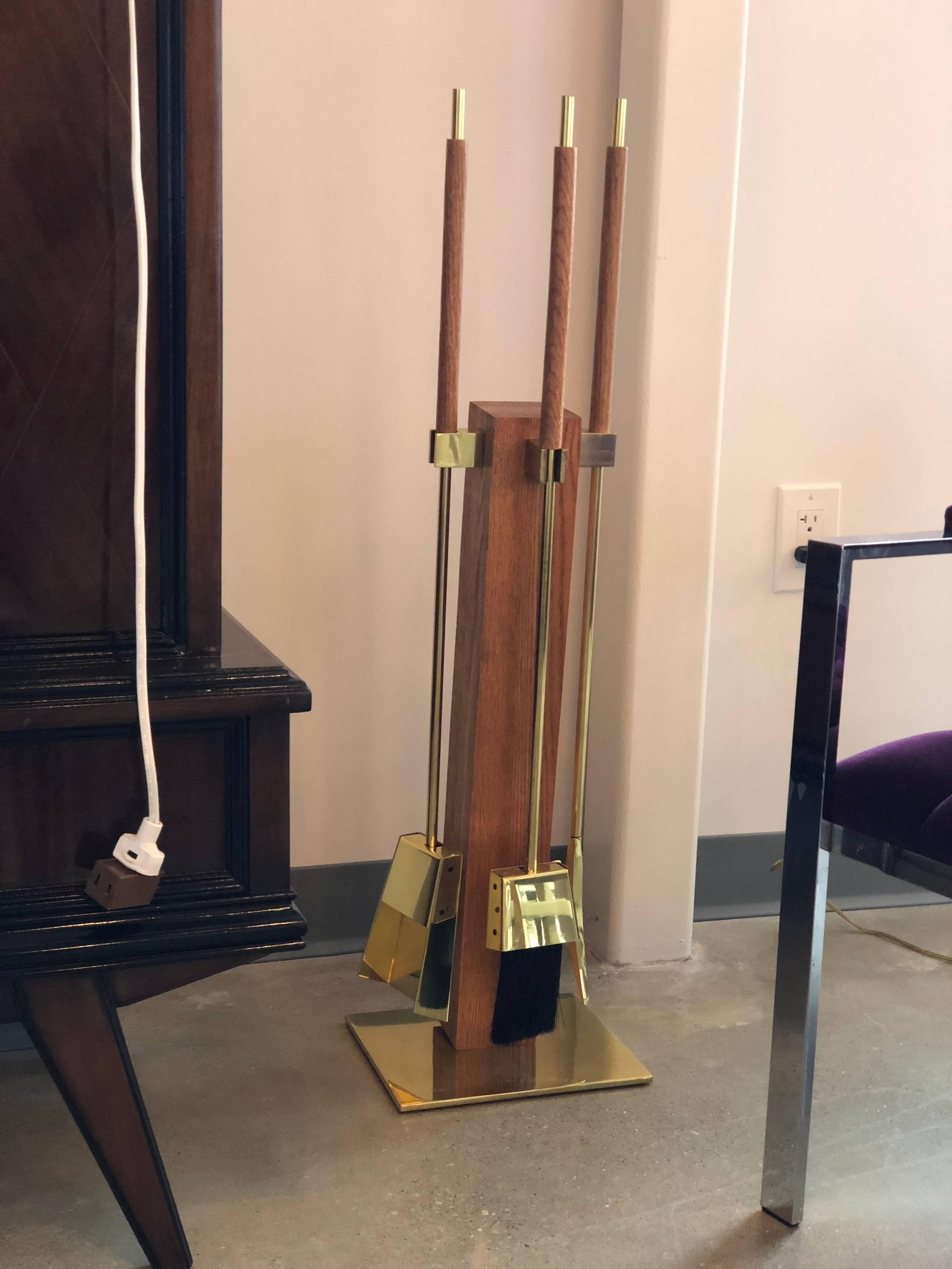Offered is a three-piece Mid-Century Modern Italian Alessandro Albrizzi polished brass fireplace tools and stand. The set includes a gleaming brass handled brush, brass shovel and brass log poker with a beautiful oak stand.