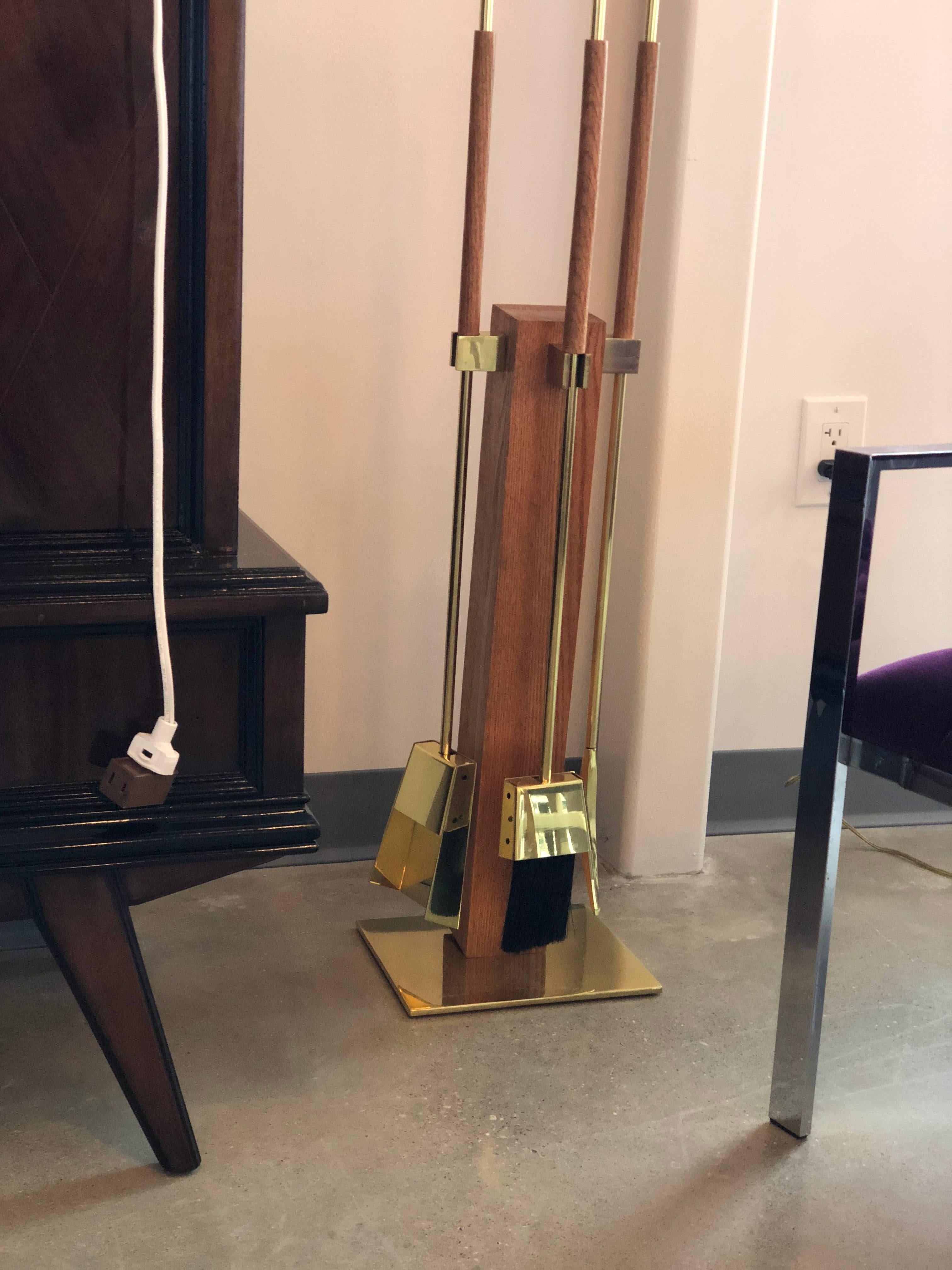 Mid Century Modern Italian Albrizzi 4-Piece Polished Brass & Oak Fireplace Tools In Good Condition In Houston, TX