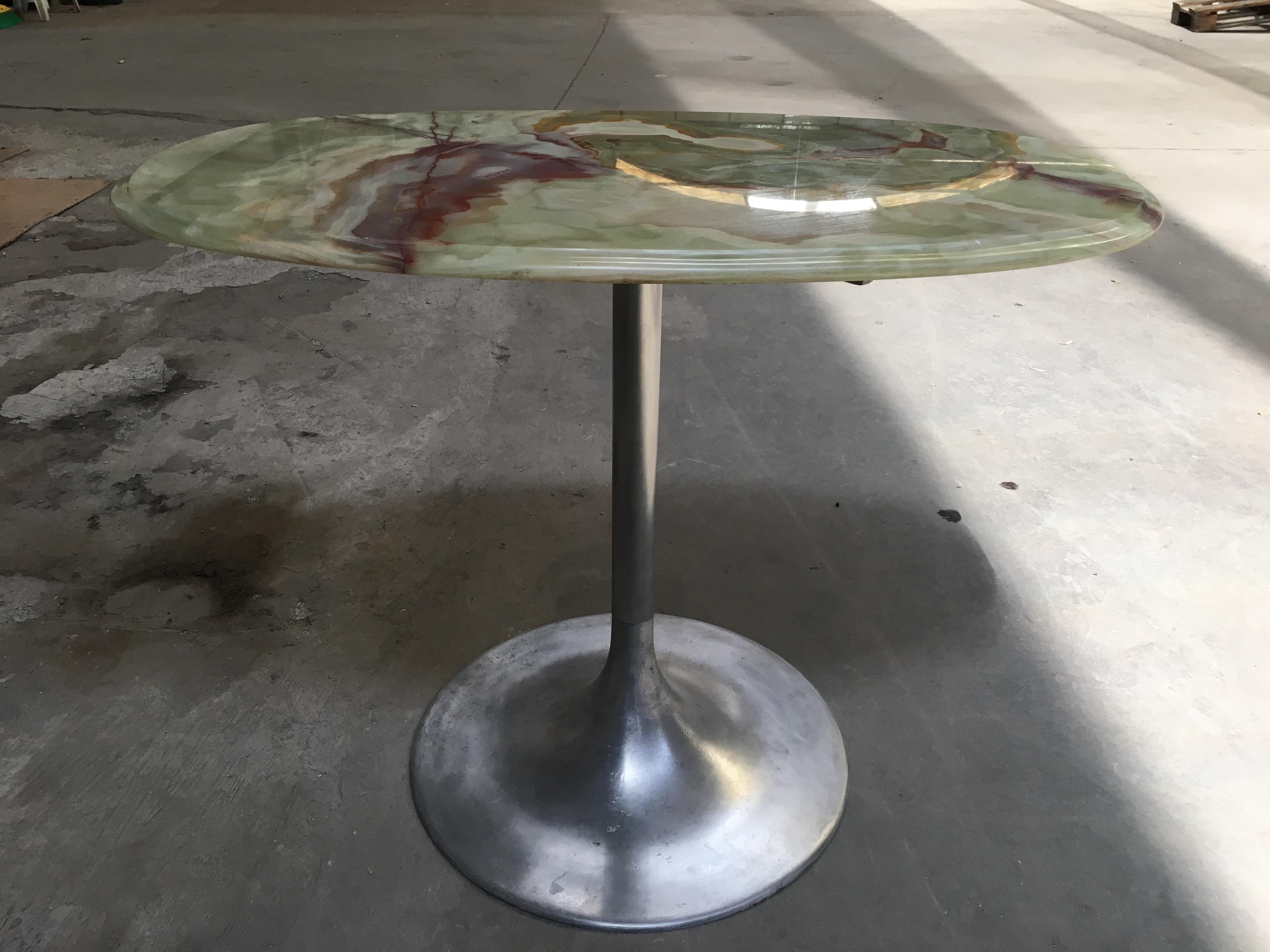 Moderner italienischer Beistell- oder Mitteltisch aus Aluminium und Onyx aus der Mitte des Jahrhunderts, 1970er Jahre (Moderne der Mitte des Jahrhunderts) im Angebot