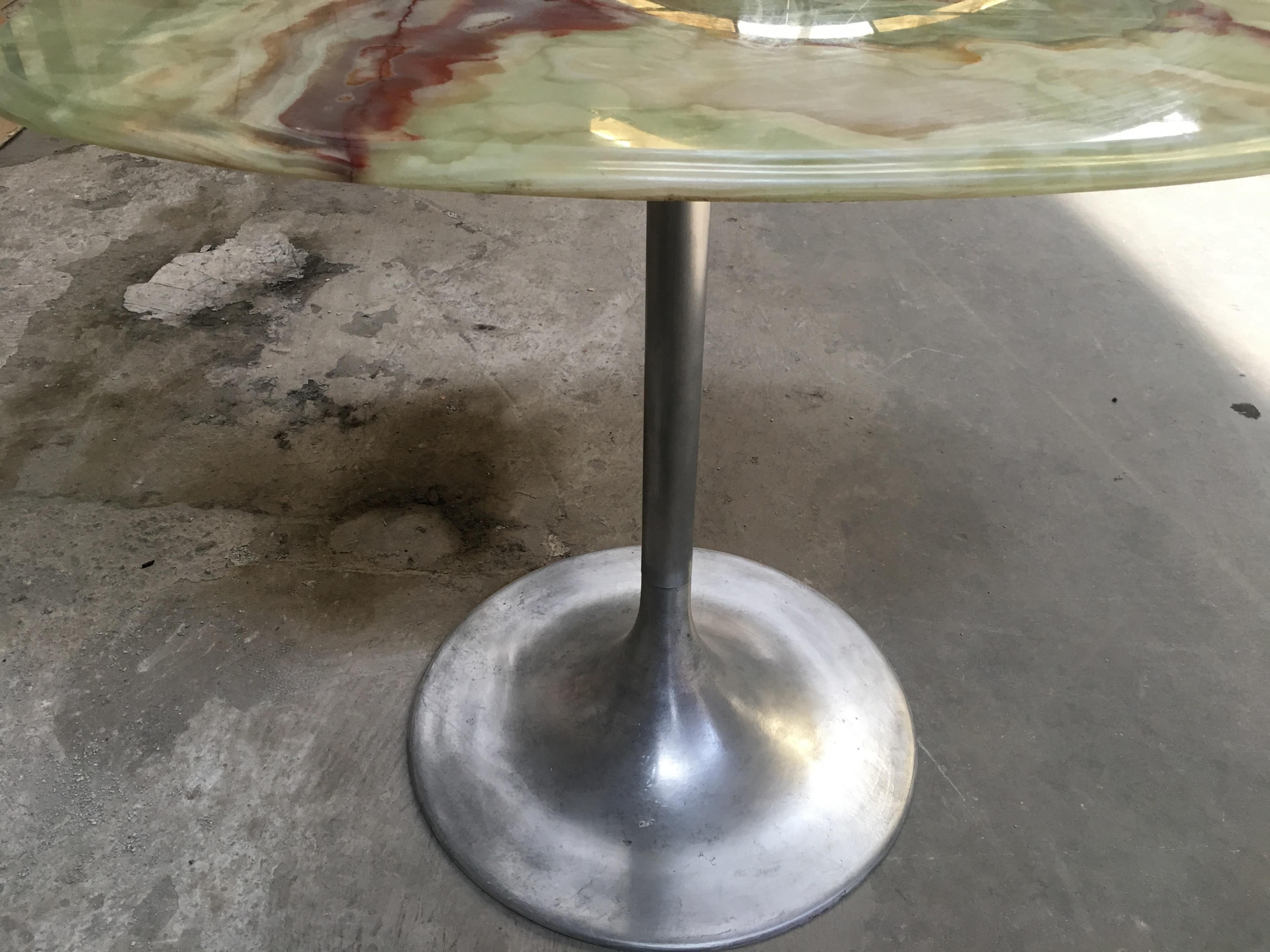 Moderner italienischer Beistell- oder Mitteltisch aus Aluminium und Onyx aus der Mitte des Jahrhunderts, 1970er Jahre im Zustand „Gut“ im Angebot in Prato, IT