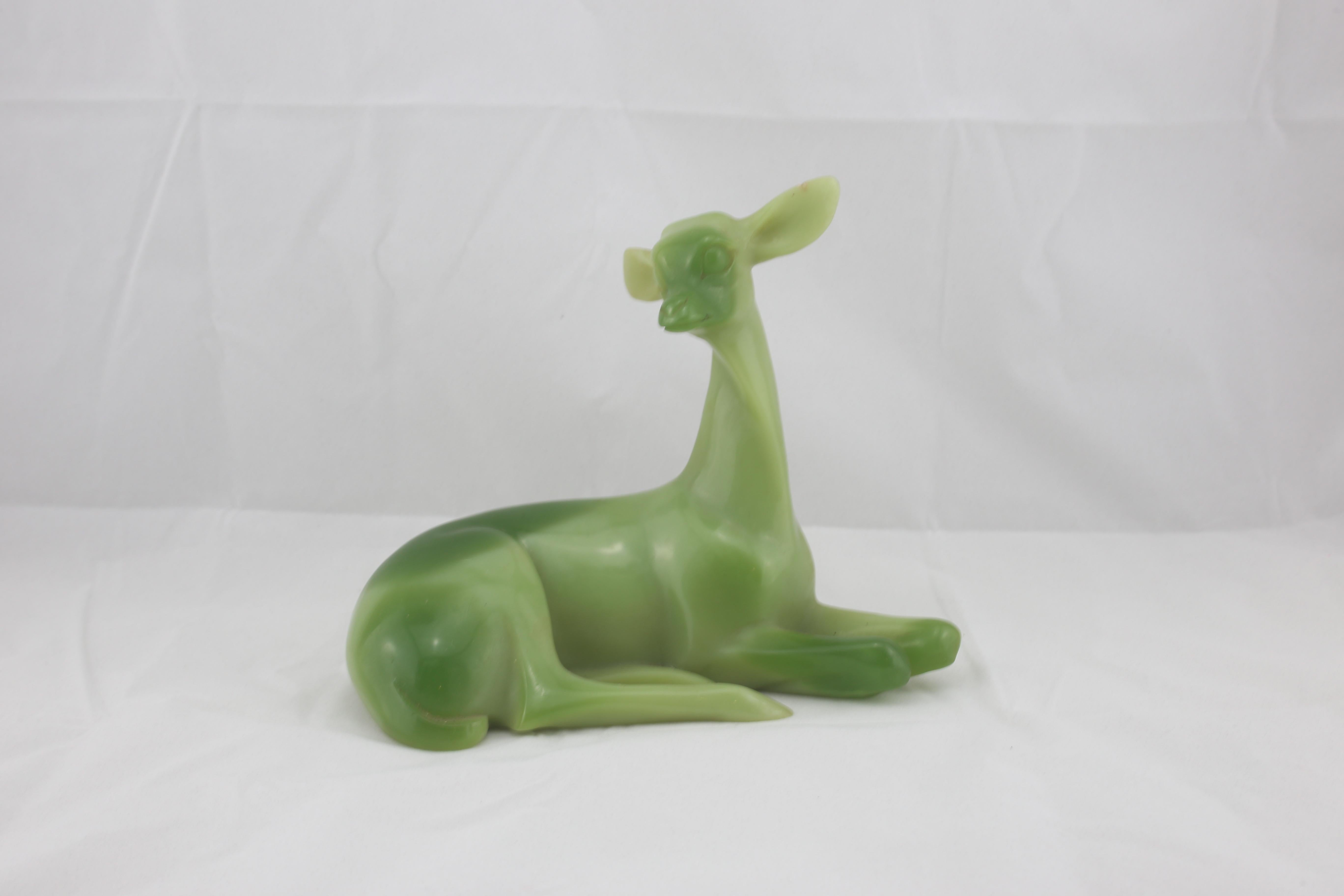 Mid-Century Modern Sculpture italienne moderne du milieu du siècle dernier d'un cerf en résine verte, années 1960 en vente