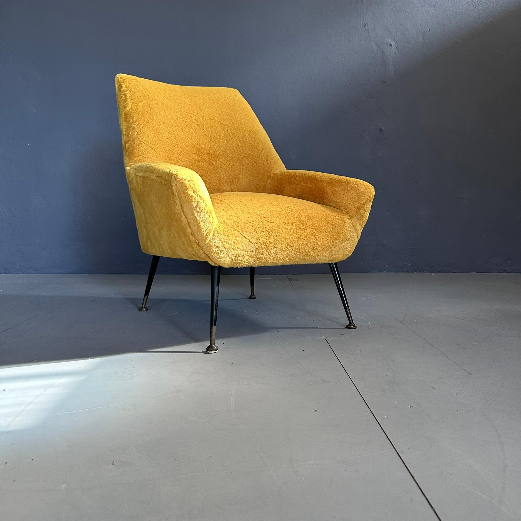 Mid-Century Modern Italian armchair, brass feet and soft ochher-yellow fabric In Good Condition For Sale In Milan, IT