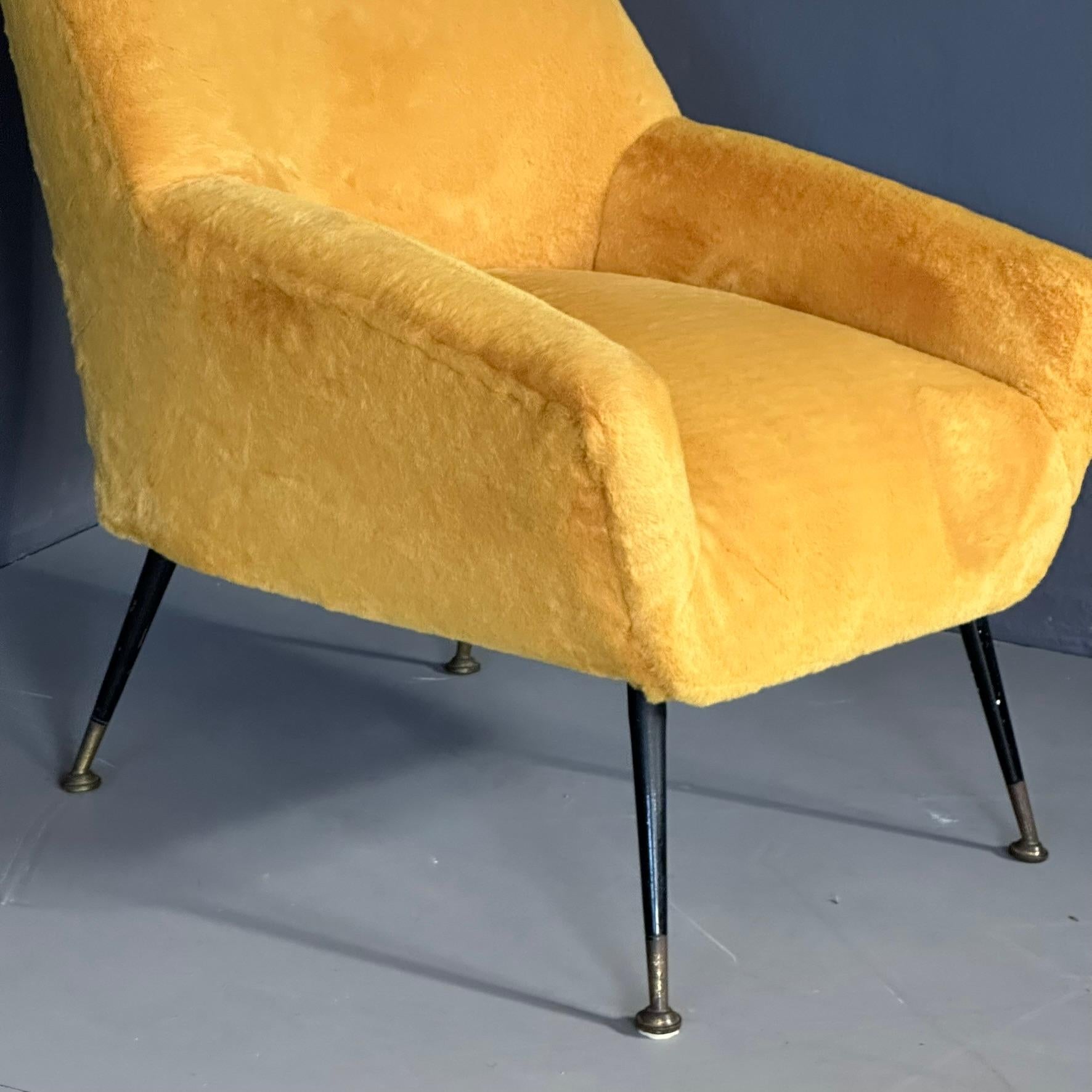 Mid-Century Modern Italian armchair, brass feet and soft ochher-yellow fabric For Sale 2