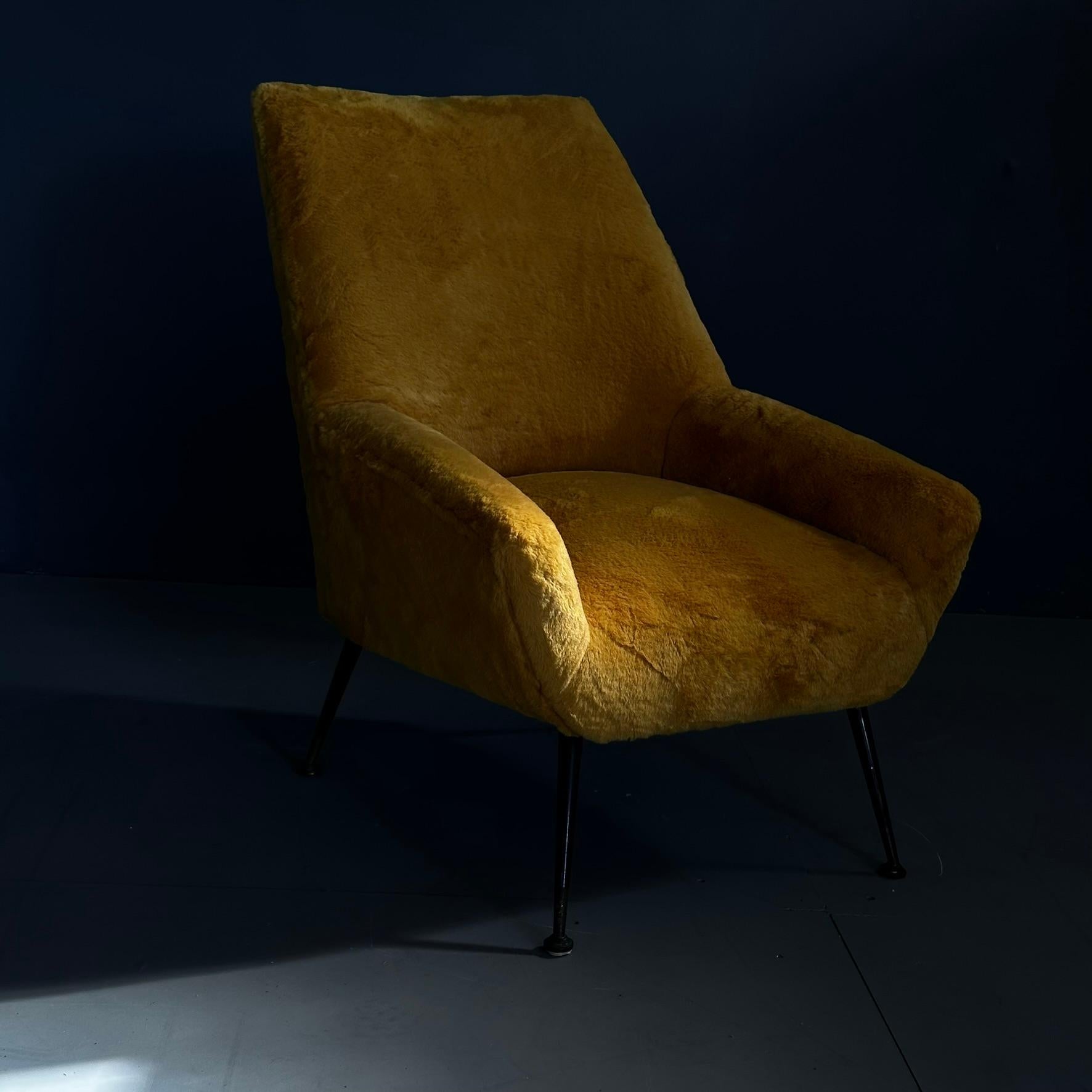 Mid-Century Modern Italian armchair, brass feet and soft ochher-yellow fabric For Sale 3