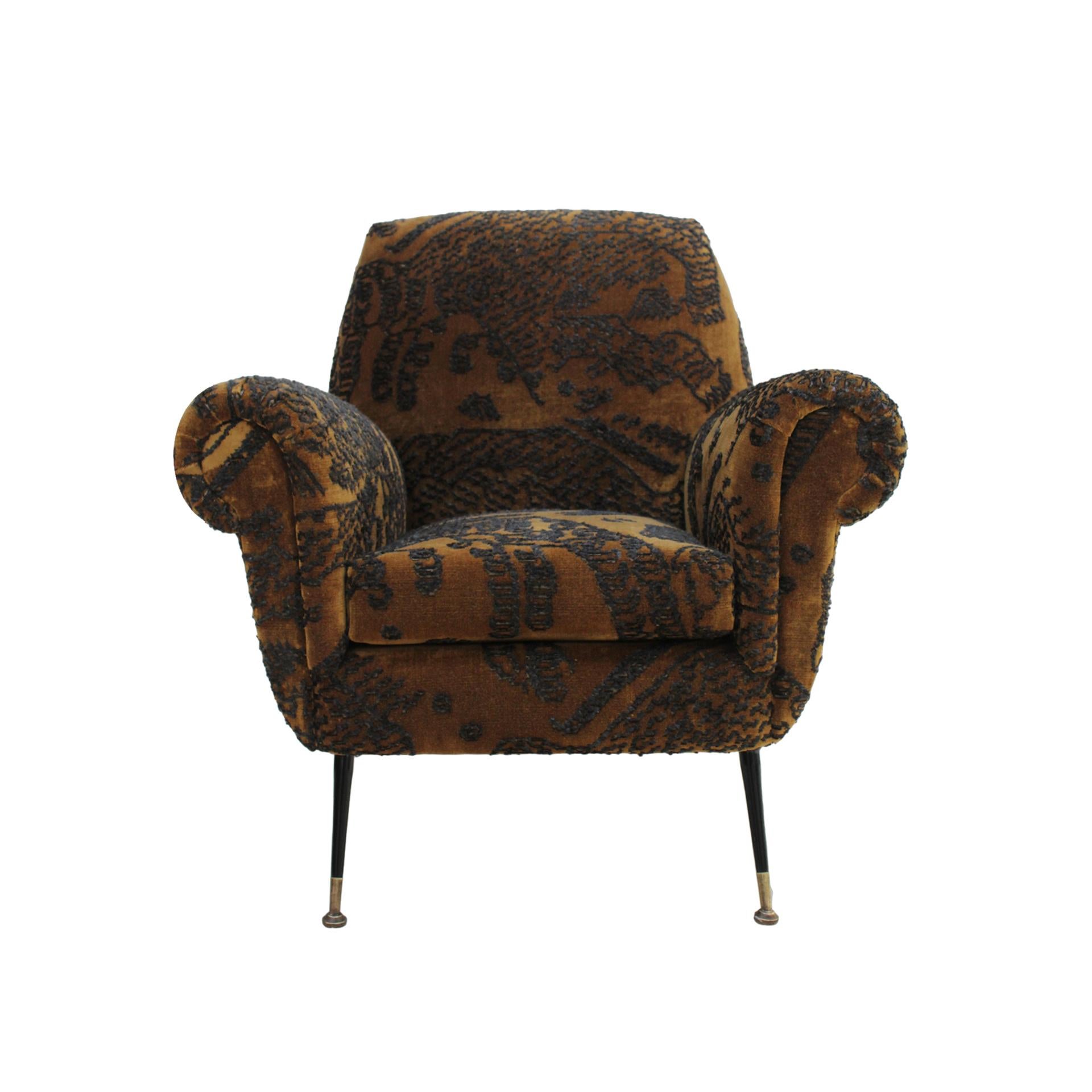 Paire de fauteuils conçus par Gigi Radice pour Minotti avec une structure en bois massif et des pieds en métal. Rembourré en velours jacquard Dedar, inspiré à l'origine par les tapis tibétains.

Chaque article proposé par LA Studio est contrôlé par