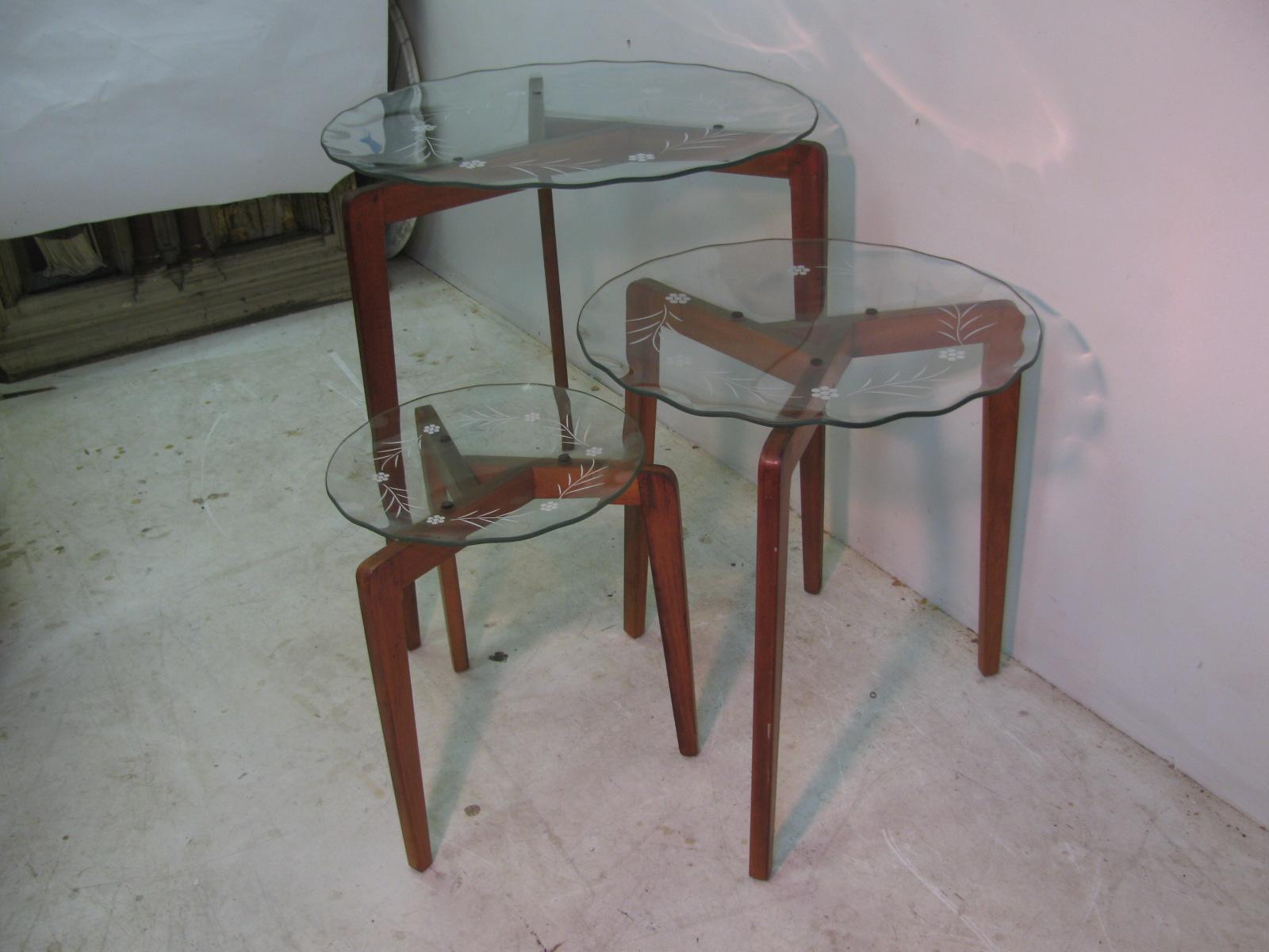 Mid-Century Modern Italian Art Glass Nesting Tables Set of 3 For Sale 1