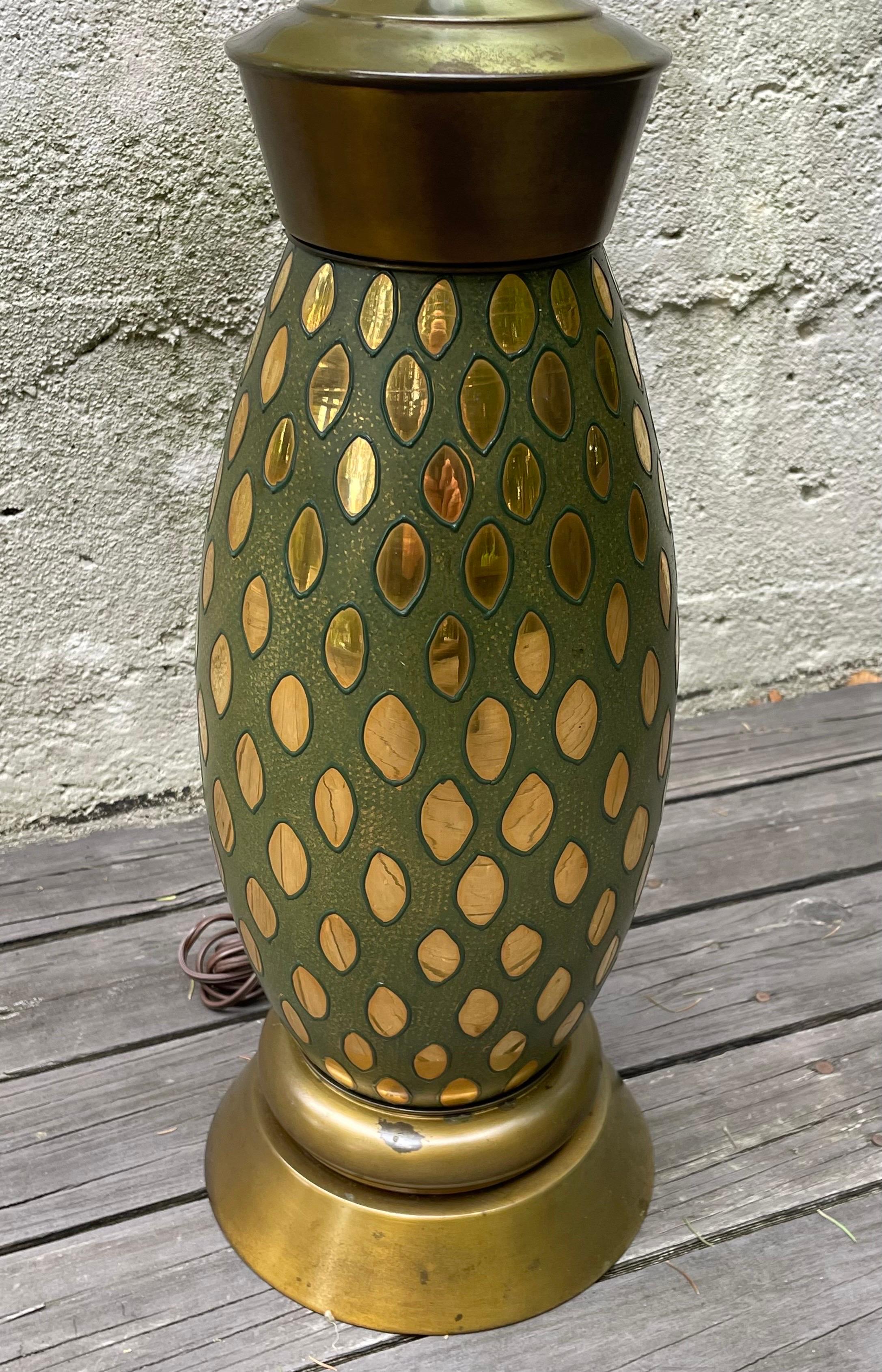 Mid-Century Modern Italian Art Glass Table Lamp, Vibrant Green with Gold Pattern In Good Condition For Sale In Bedford Hills, NY