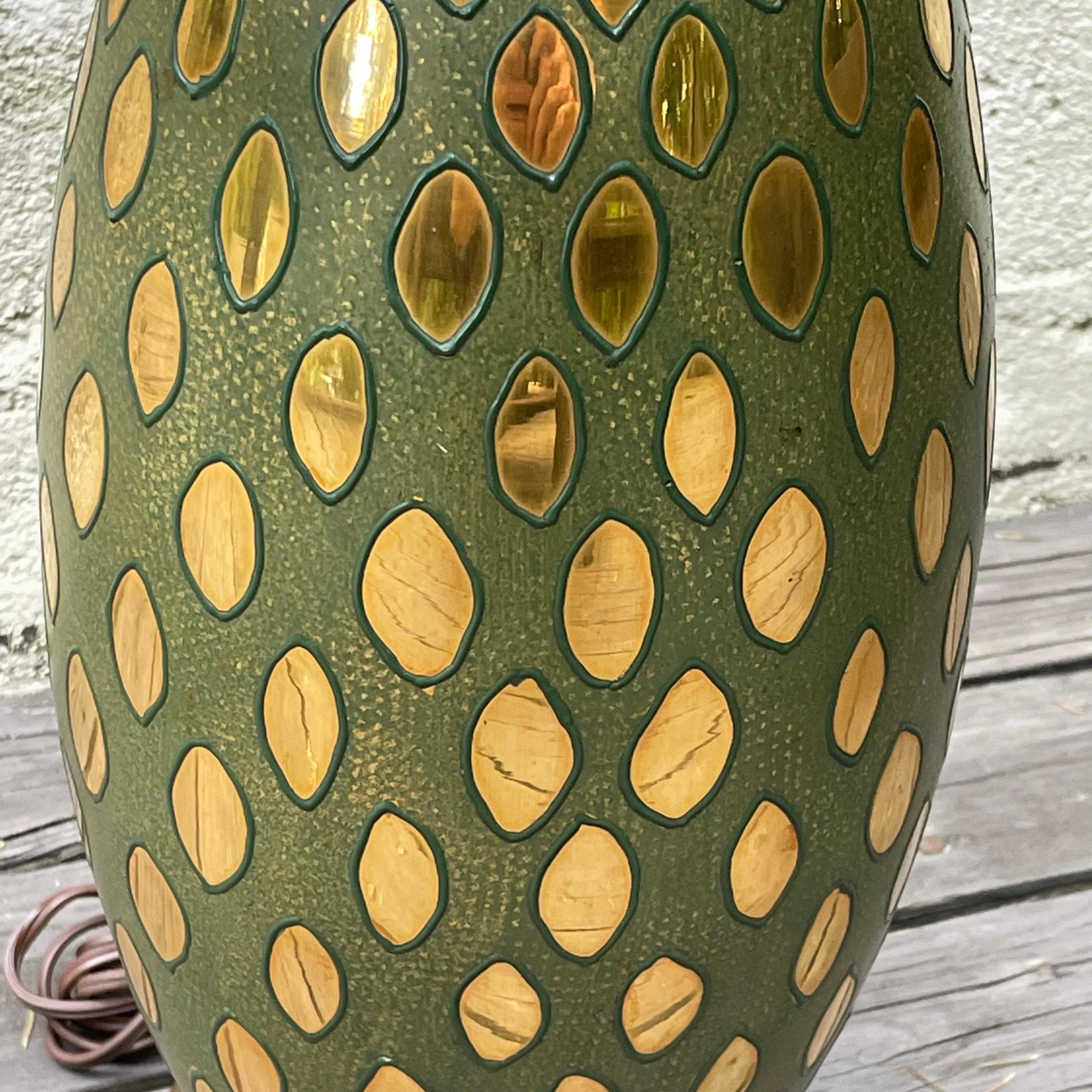 Mid-Century Modern-Tischlampe aus italienischem Kunstglas, lebhaftes Grün mit Goldmuster im Zustand „Gut“ im Angebot in Bedford Hills, NY