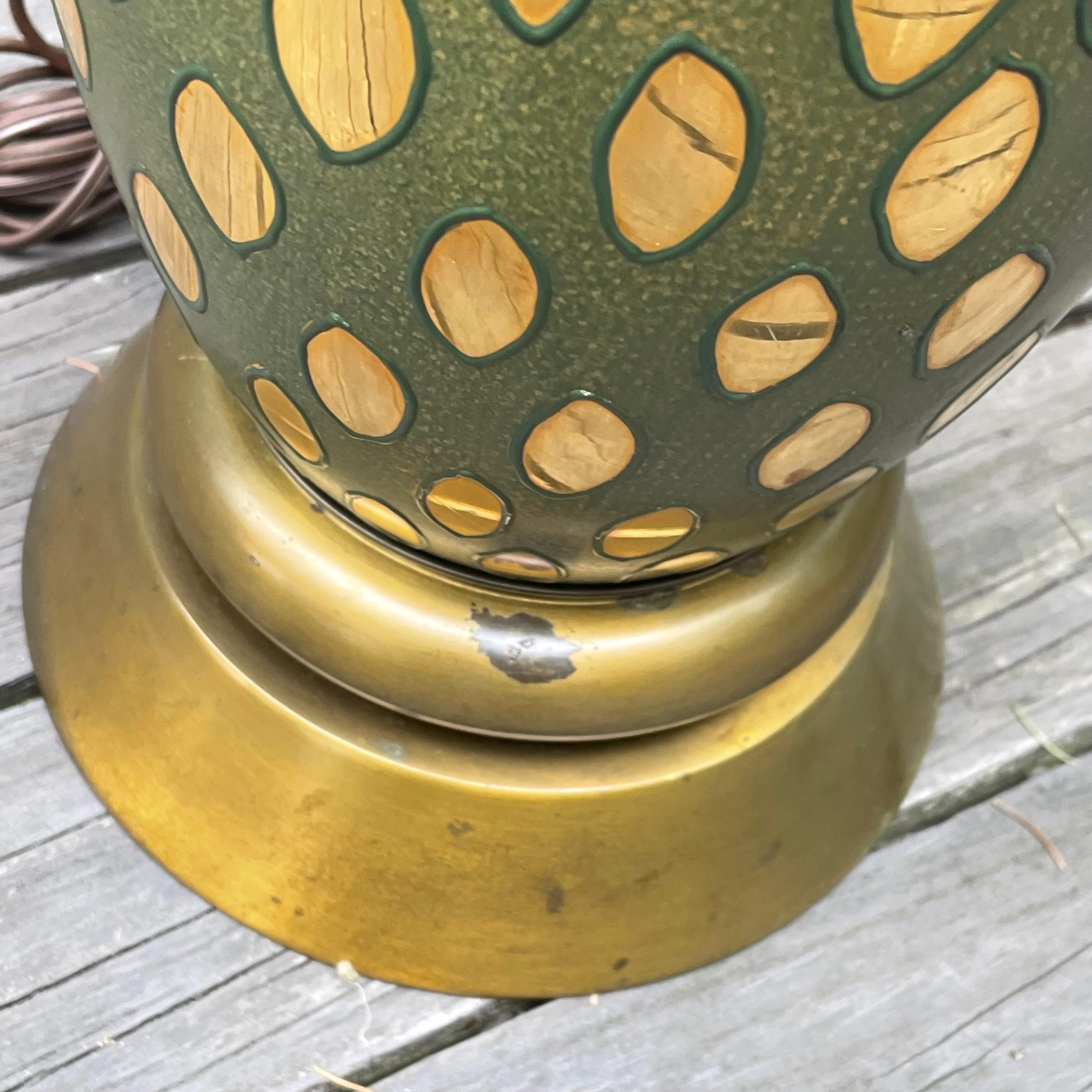 Mid-Century Modern-Tischlampe aus italienischem Kunstglas, lebhaftes Grün mit Goldmuster im Angebot 1