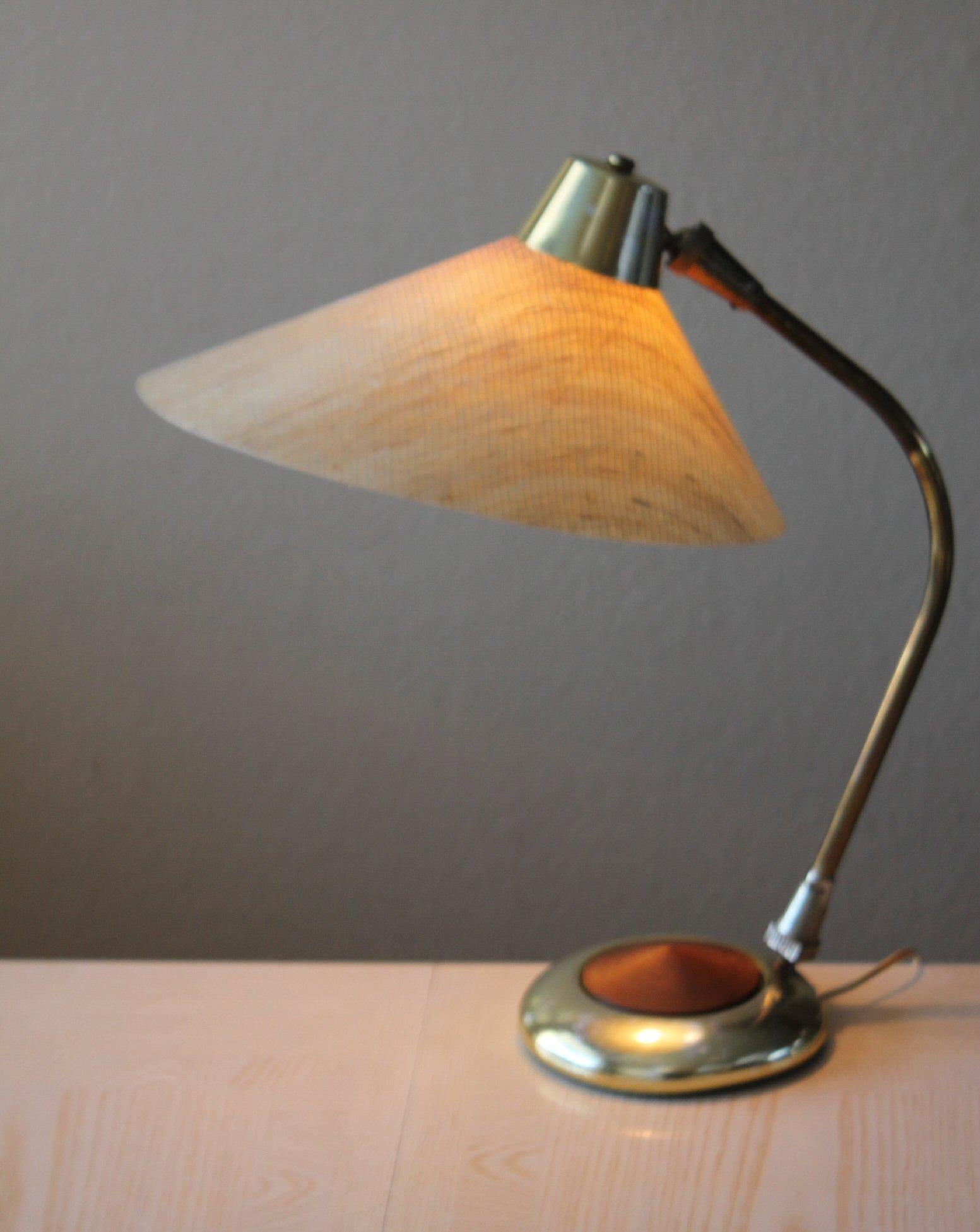 Hyper Rare!!

Mid Century Modern
Italian Designed 
Articulating Desk Lamp
Fiberglass Shade
Brushed Brass Finish

In the manner of Maurizio Tempestini

Here is a marvelous Italian designed desk lamp with an exquisite rotating teak turn switch!  We've