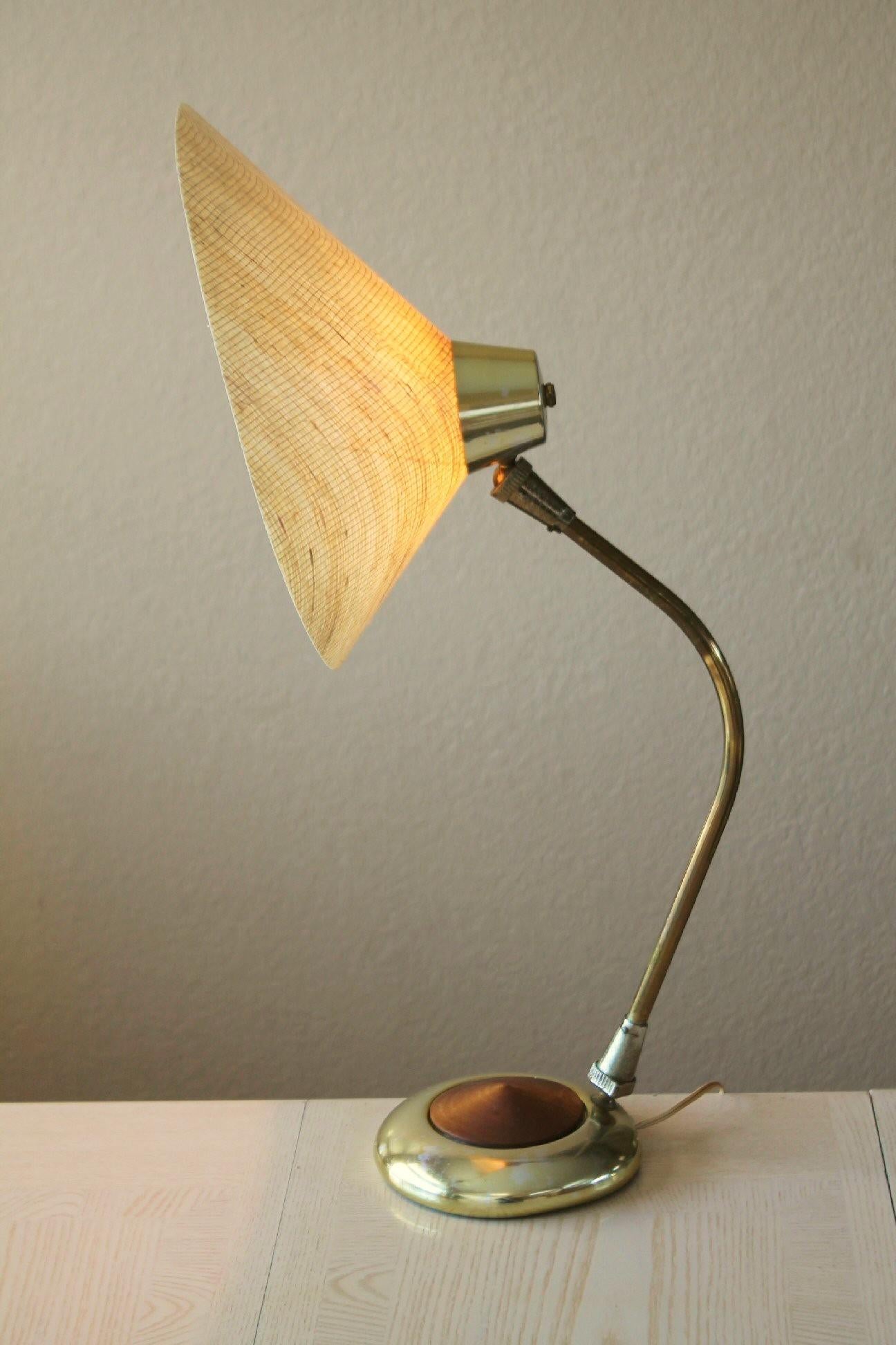 Mid Century Modern Italian Articulating Fiberglass Desk Lamp Rotate Teak Switch! (Mitte des 20. Jahrhunderts) im Angebot