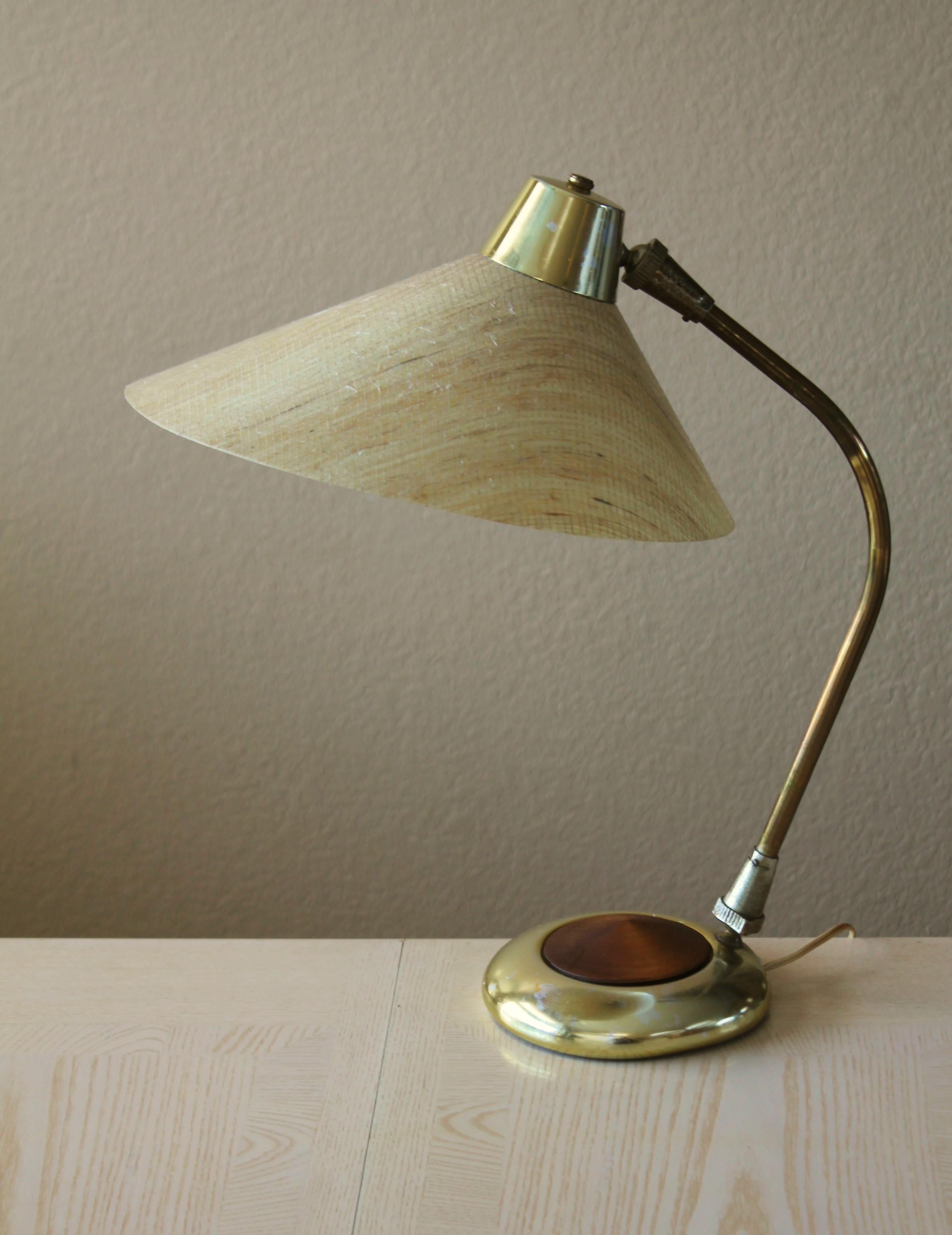 Mid Century Modern Italian Articulating Fiberglass Desk Lamp Rotate Teak Switch! (Metall) im Angebot