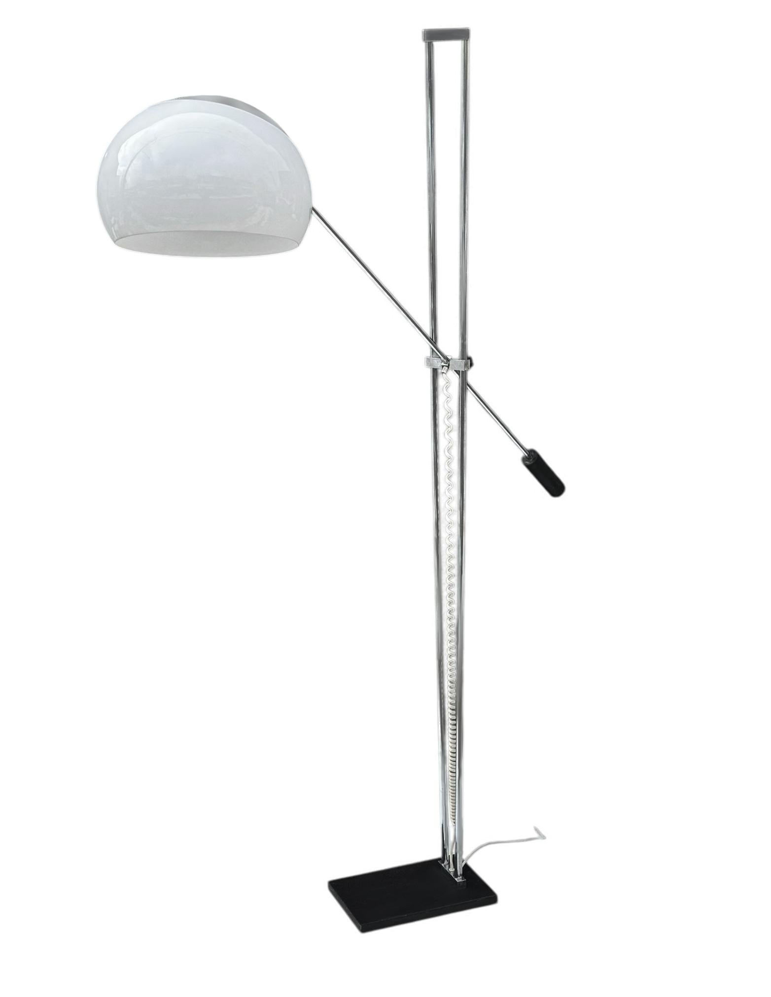 Una bella lampada da terra italiana degli anni '60. Presenta una solida base in ferro e un supporto cromato con un paralume cromato e bianco. Probabilmente Stillovo, Arredoluce, Guzzini, Arteluce o un altro grande produttore italiano del passato.